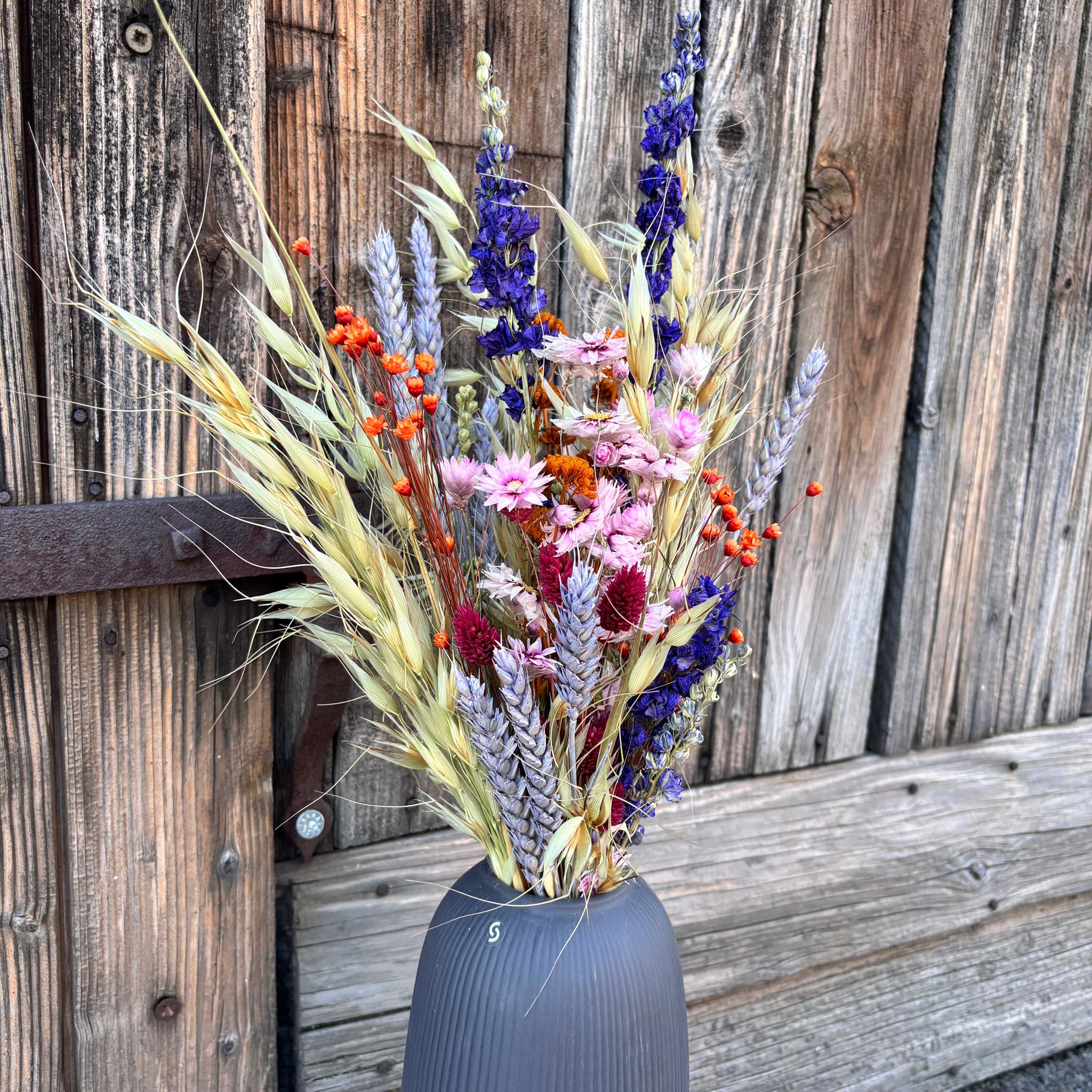 Trockenblumen-Sommerwiesenstrauß mit bunten Wiesenblumen in Nahaufnahme