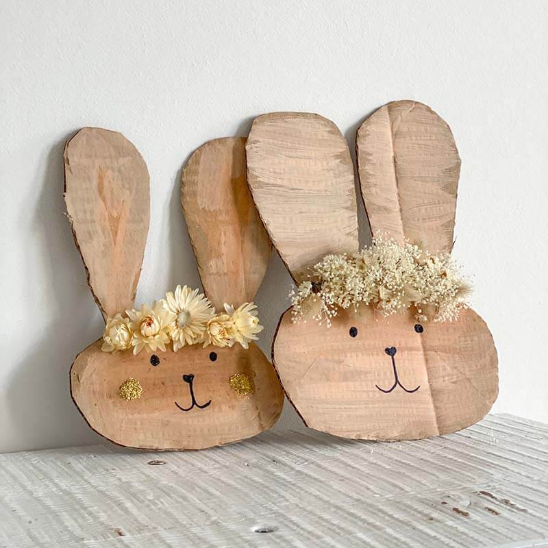 Osterhasen aus Pappe mit Trockenblumen basteln