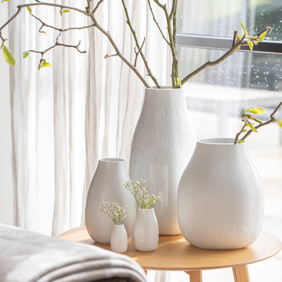 Vasen für Trockenblumen in verschiedenen Formen und Materialien