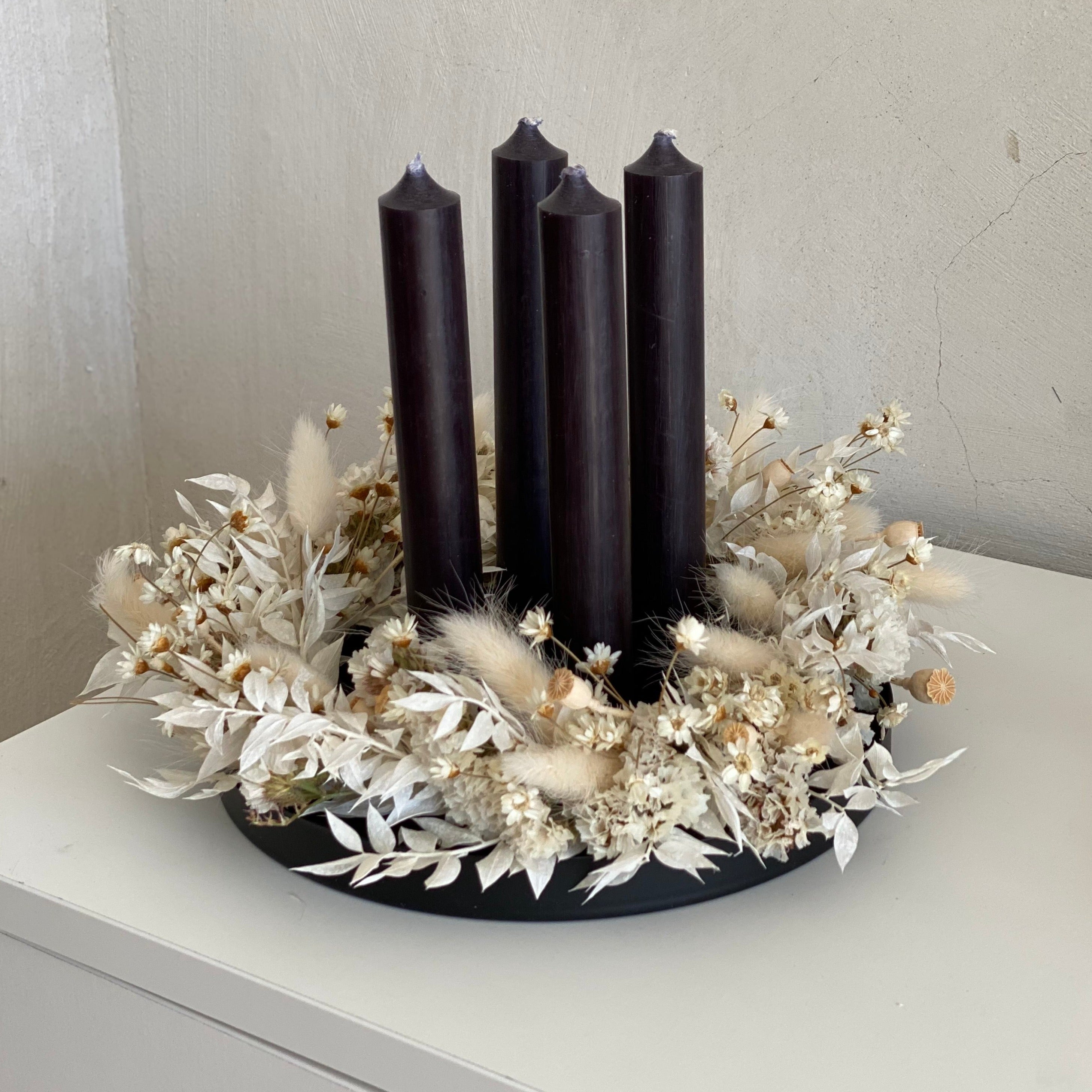 Konservierte Weihnachtsdeko mit Trockenblumen und Kränzen in festlicher Arrangement-Übersicht