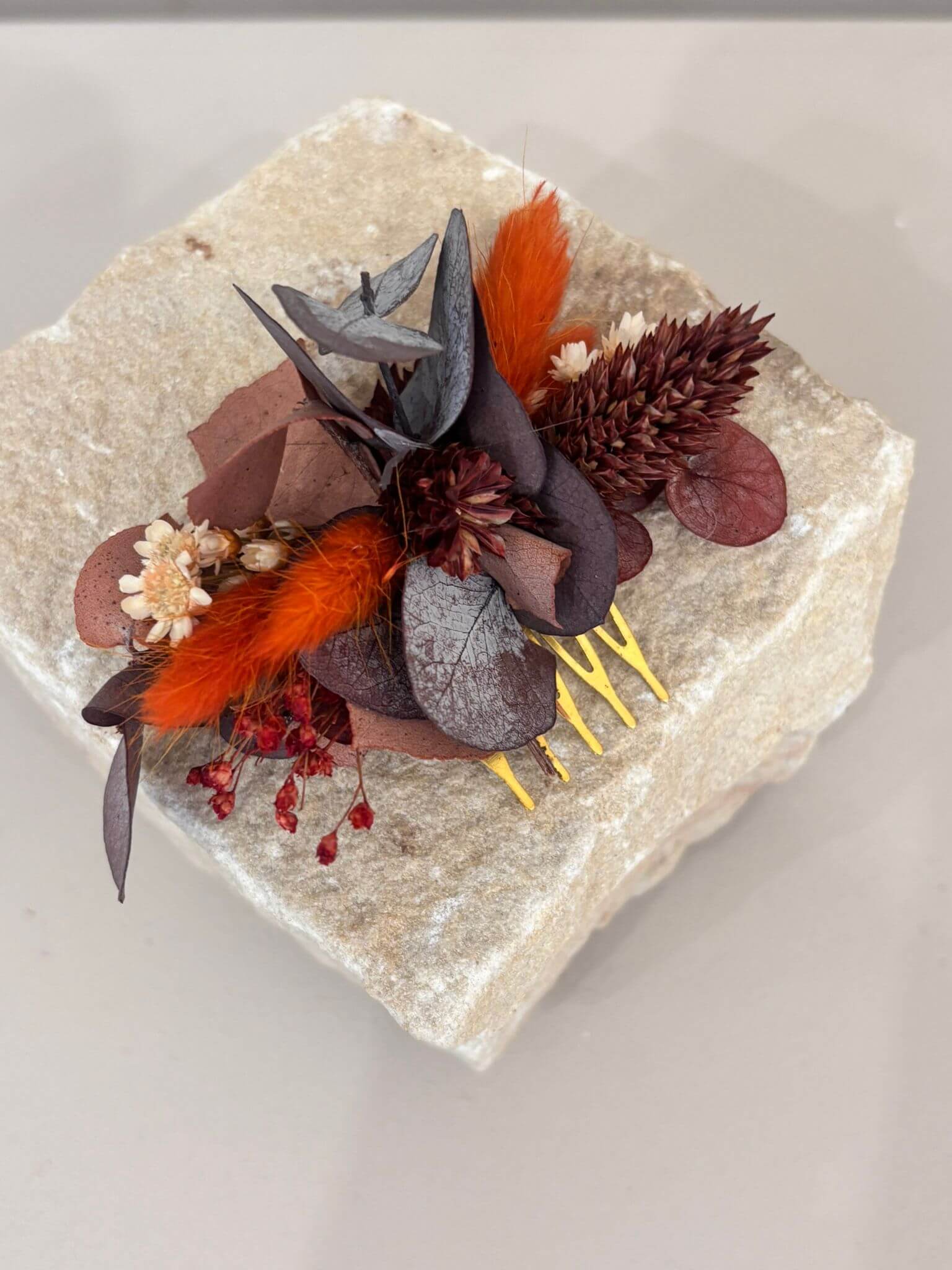 Haarkämme und Haarspangen mit Trockenblumen als Brautschmuck