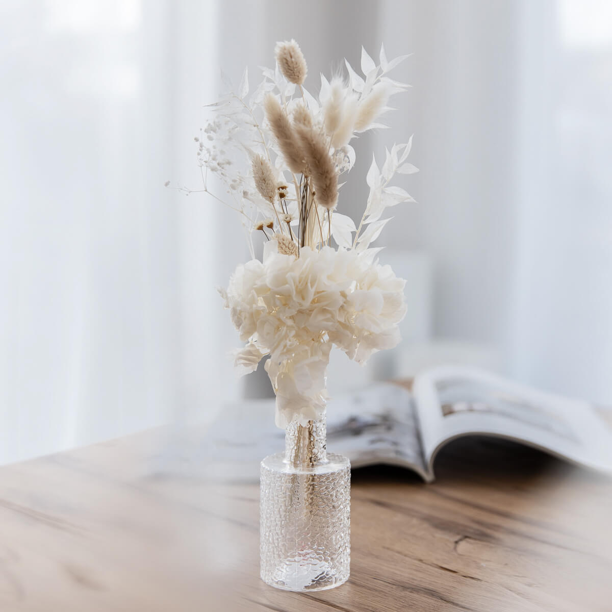 Trockenblumen Hochzeitsdeko mit Ministräußen und Vasen als Tischdeko