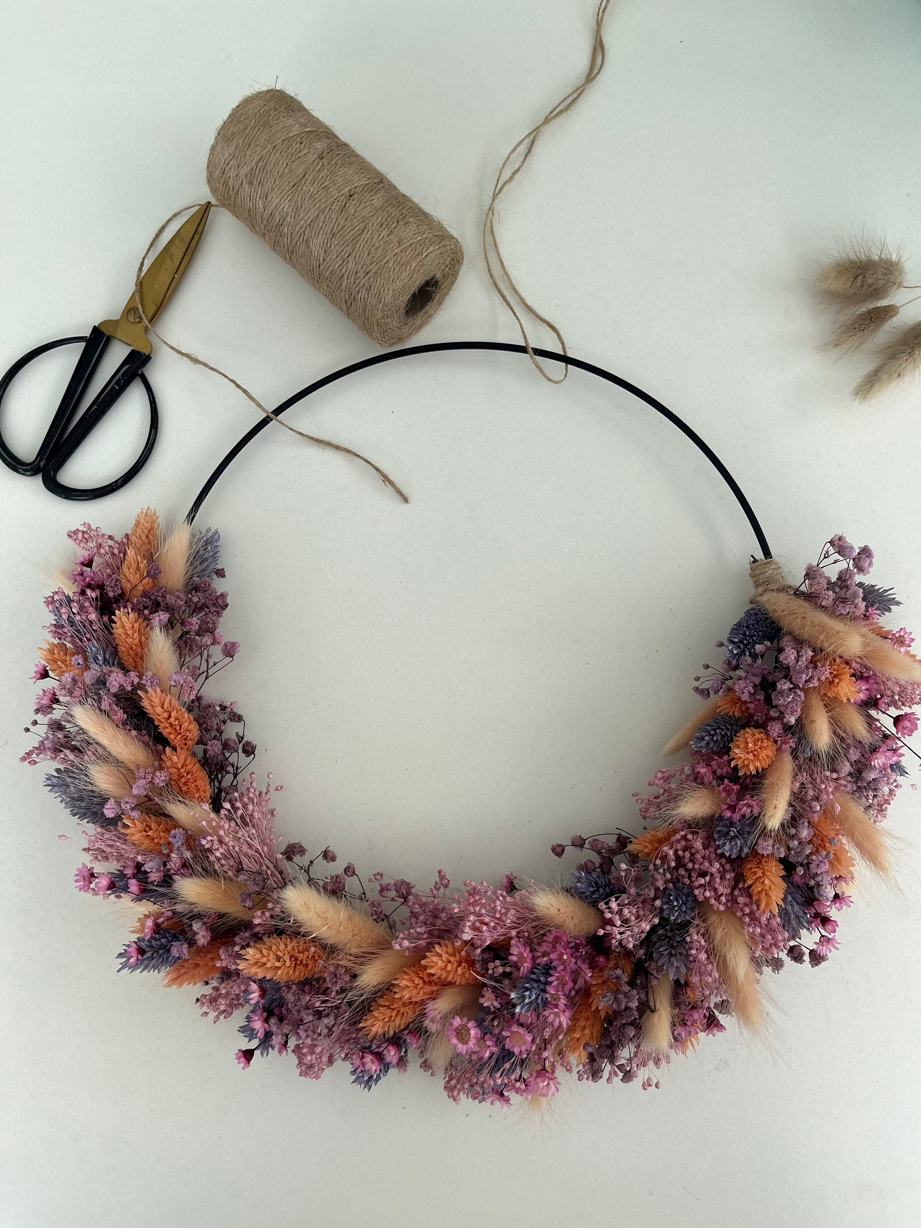 DIY: Trockenblumenkranz Flora in lila rosa - Lykke&You GmbH