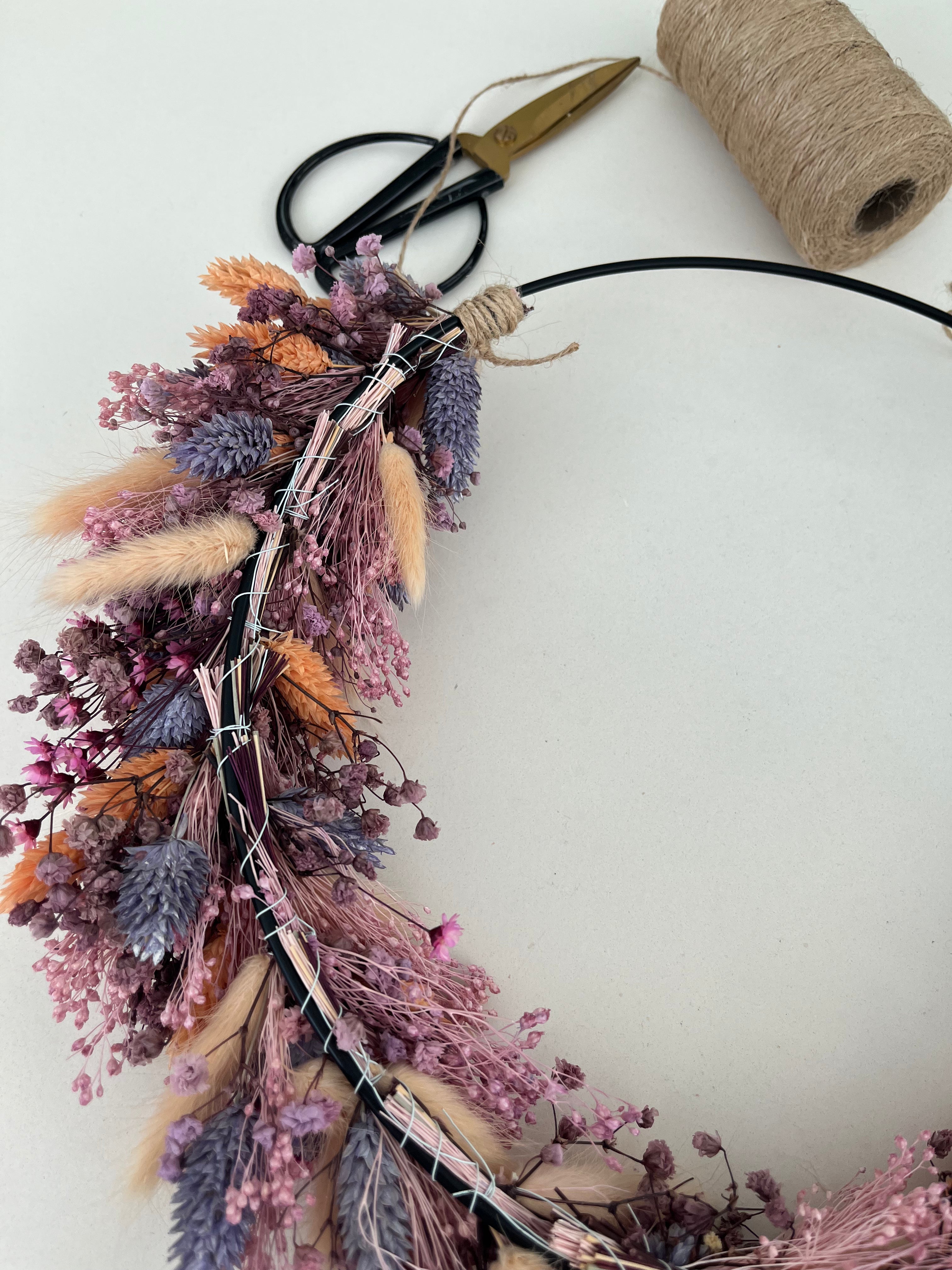 DIY: Trockenblumenkranz Flora in lila rosa - Lykke&You GmbH