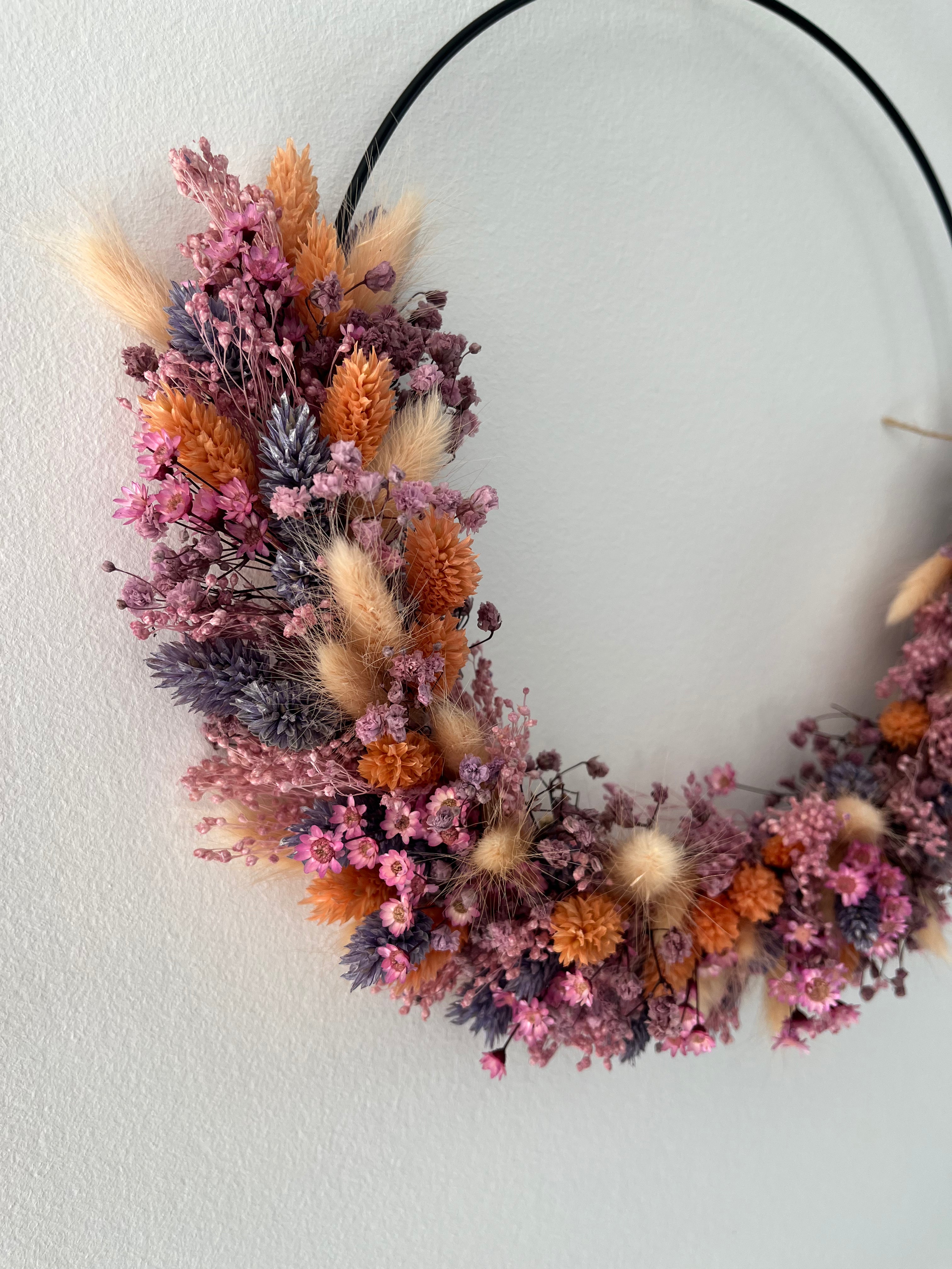 DIY: Trockenblumenkranz Flora in lila rosa - Lykke&You GmbH