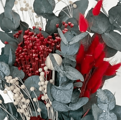Natürliche Schönheit: Trockenblumenstrauß mit Hortensie, Eukalyptus in grün-rot
