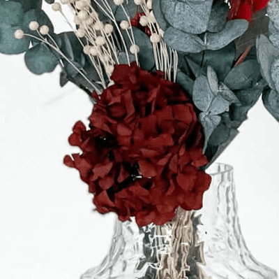 Natürliche Schönheit: Trockenblumenstrauß mit Hortensie, Eukalyptus in grün-rot