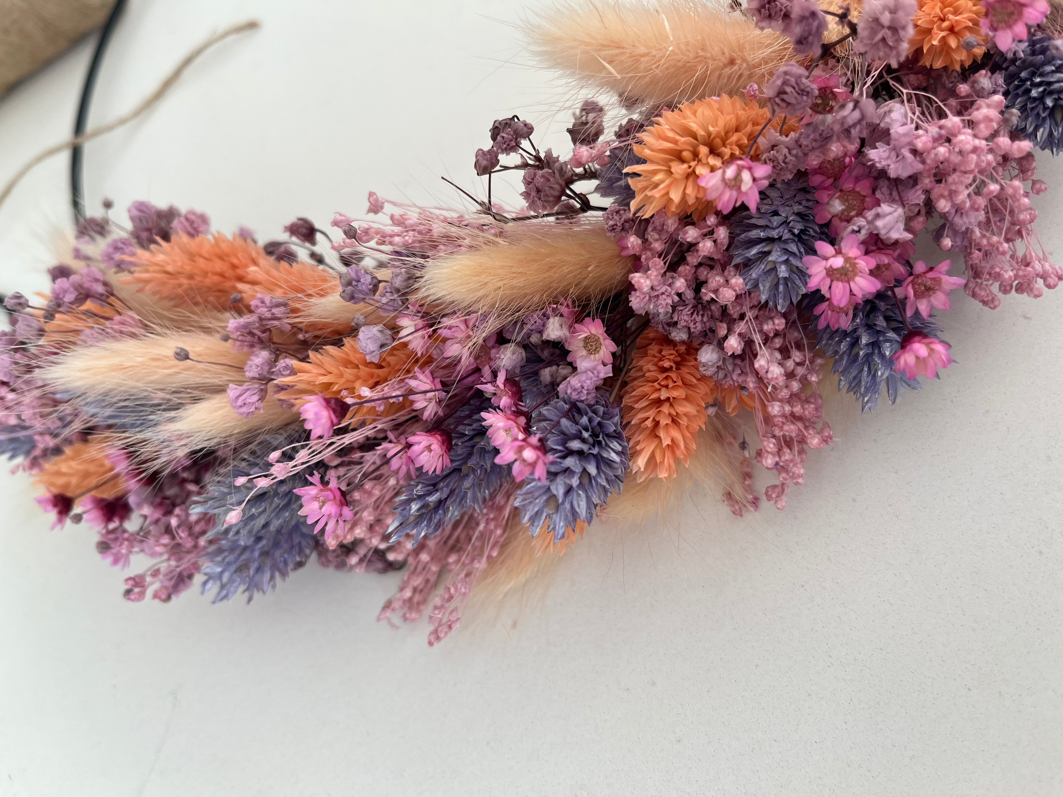 DIY: Trockenblumenkranz Flora in lila rosa - Lykke&You GmbH