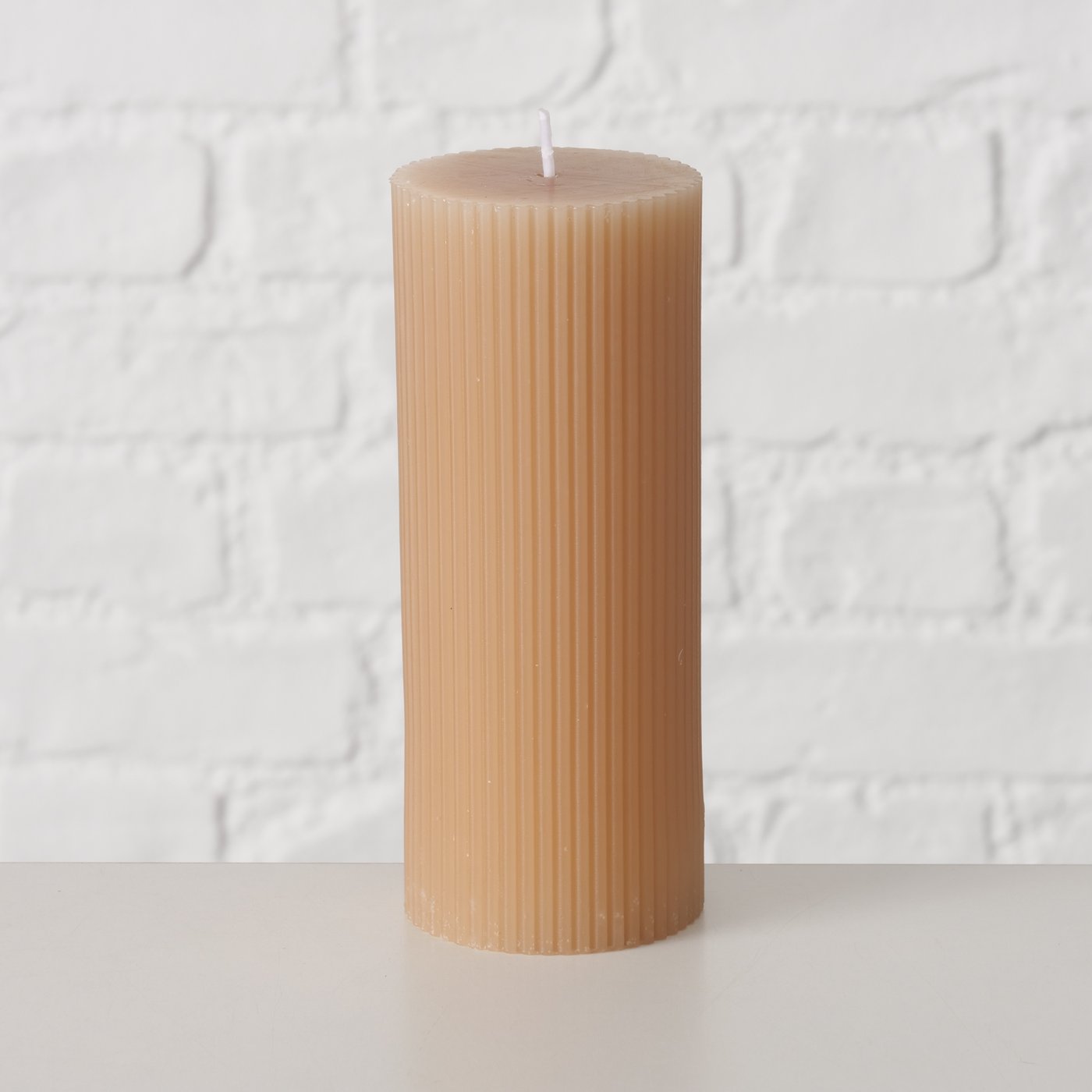 Stumpenkerze mit schmalen Rillen - Lykke&You GmbH