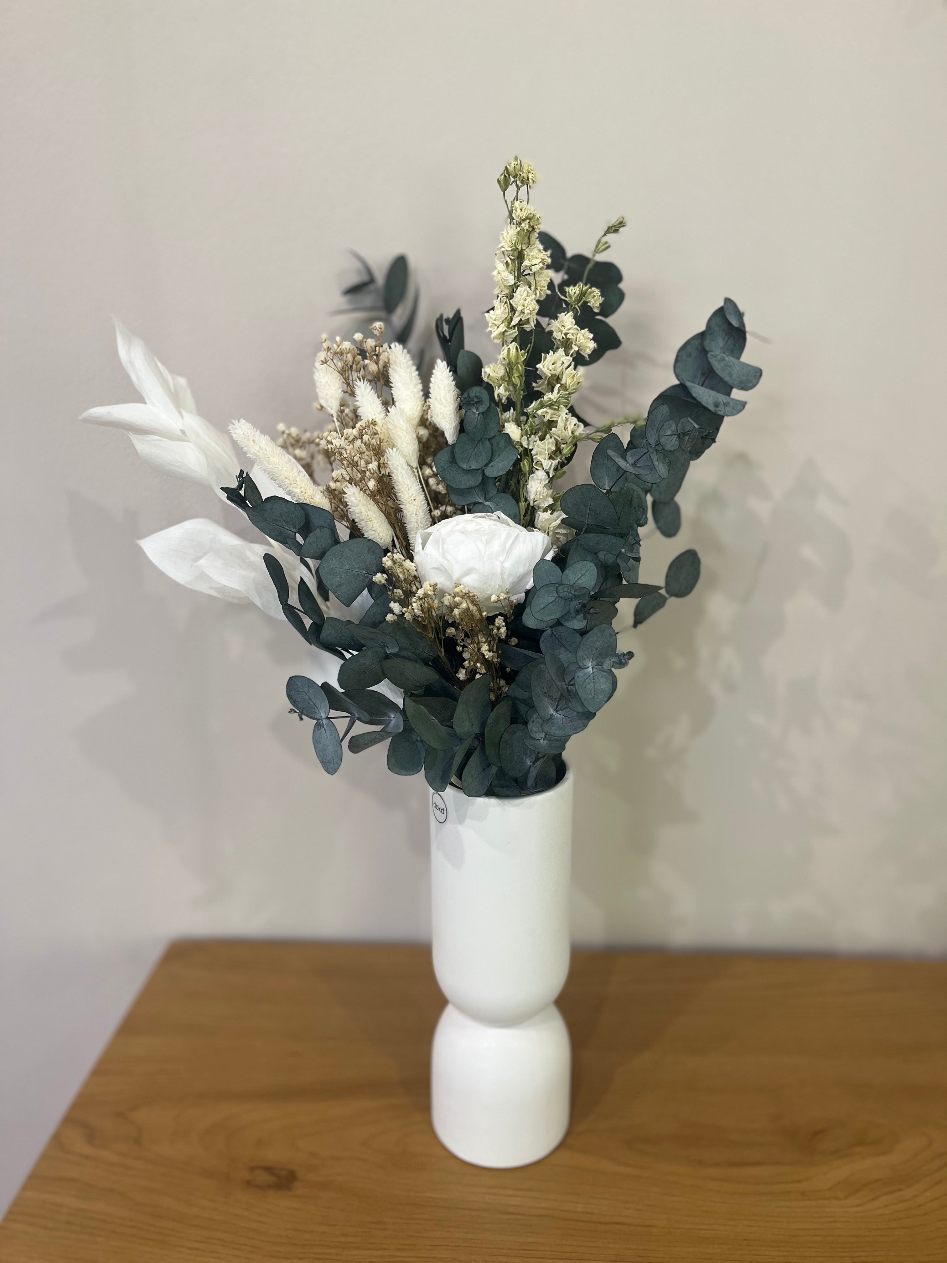 Pfingst Herz: Trockenblumenstrauß mit Pfingstrose, Eukalyptus in grün-weiss