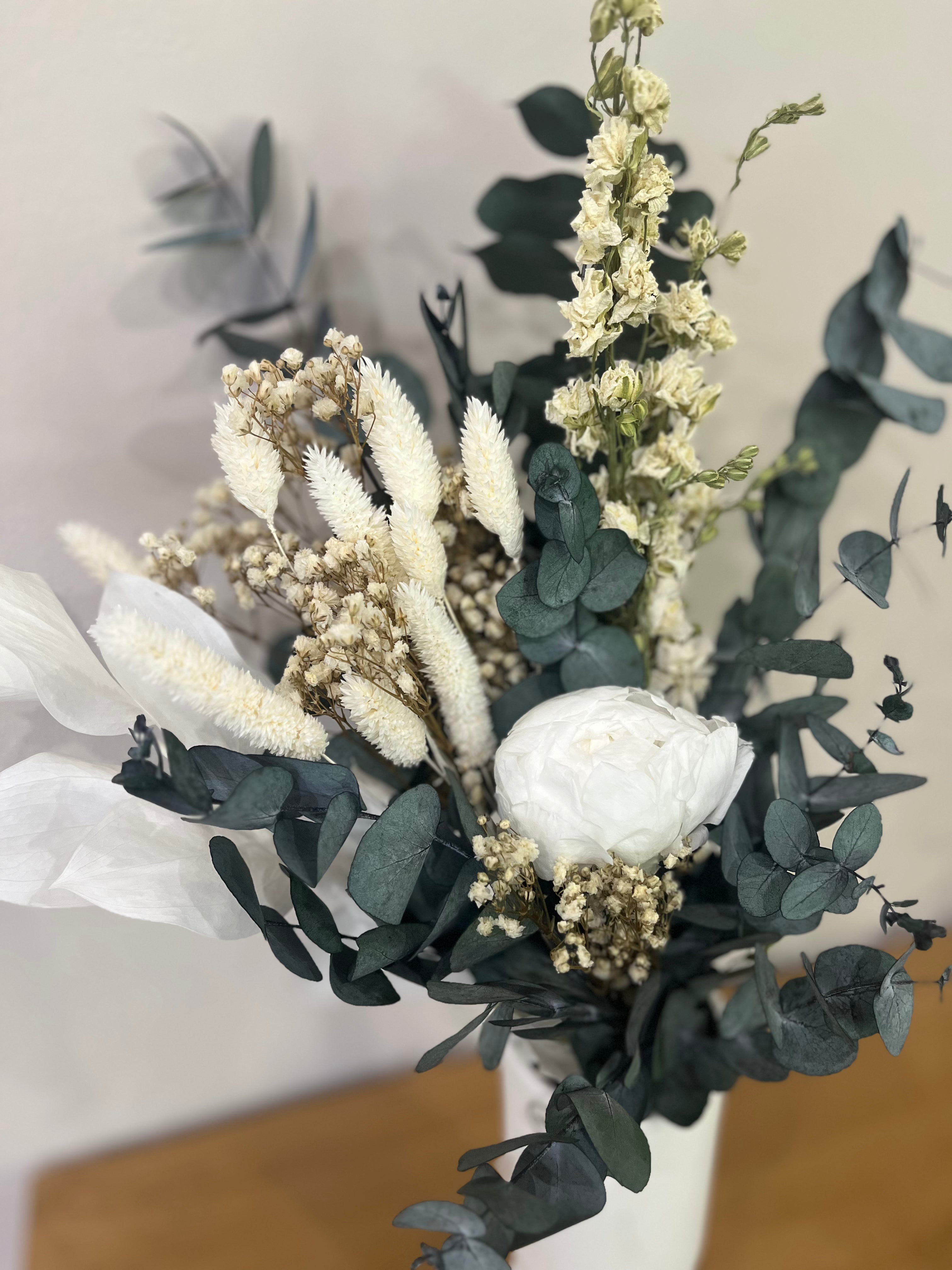 Pfingst Herz: Trockenblumenstrauß mit Pfingstrose, Eukalyptus in grün-weiss