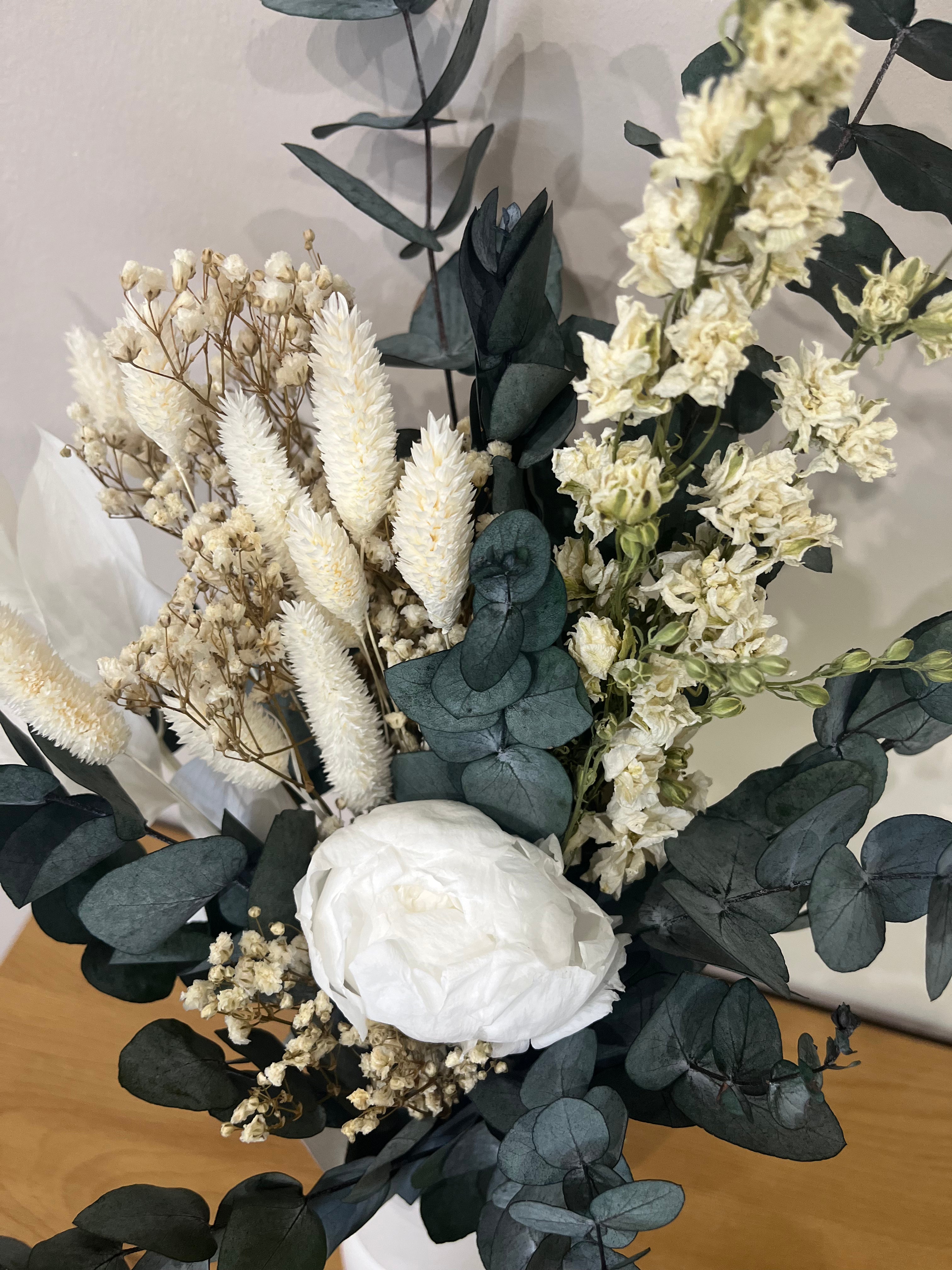 Pfingst Herz: Trockenblumenstrauß mit Pfingstrose, Eukalyptus in grün-weiss