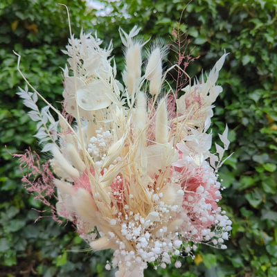 Märchenhaft: Brautstrauß aus Trockenblumen in Rosa und Weiß