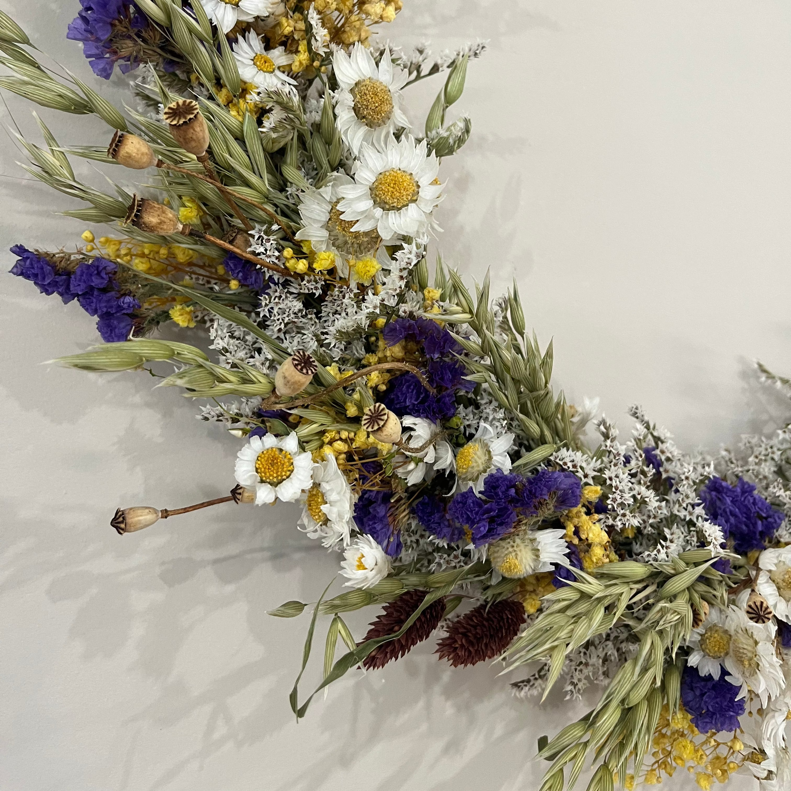 Wilde Natürlichkeit: Trockenblumenkranz der Natur