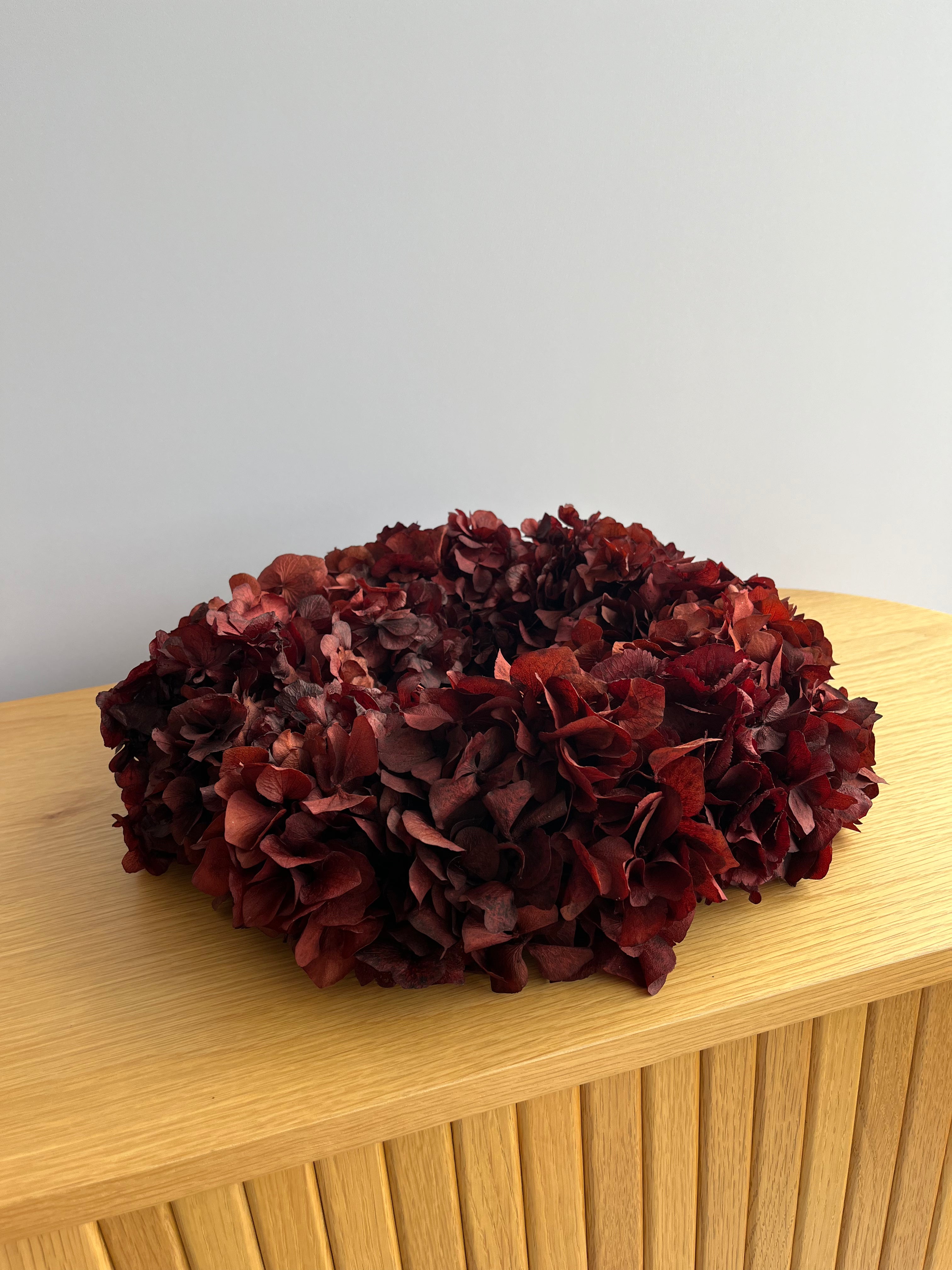 Hortensie all over: Puristischer Trockenblumenkranz Rot - Lykke&You GmbH