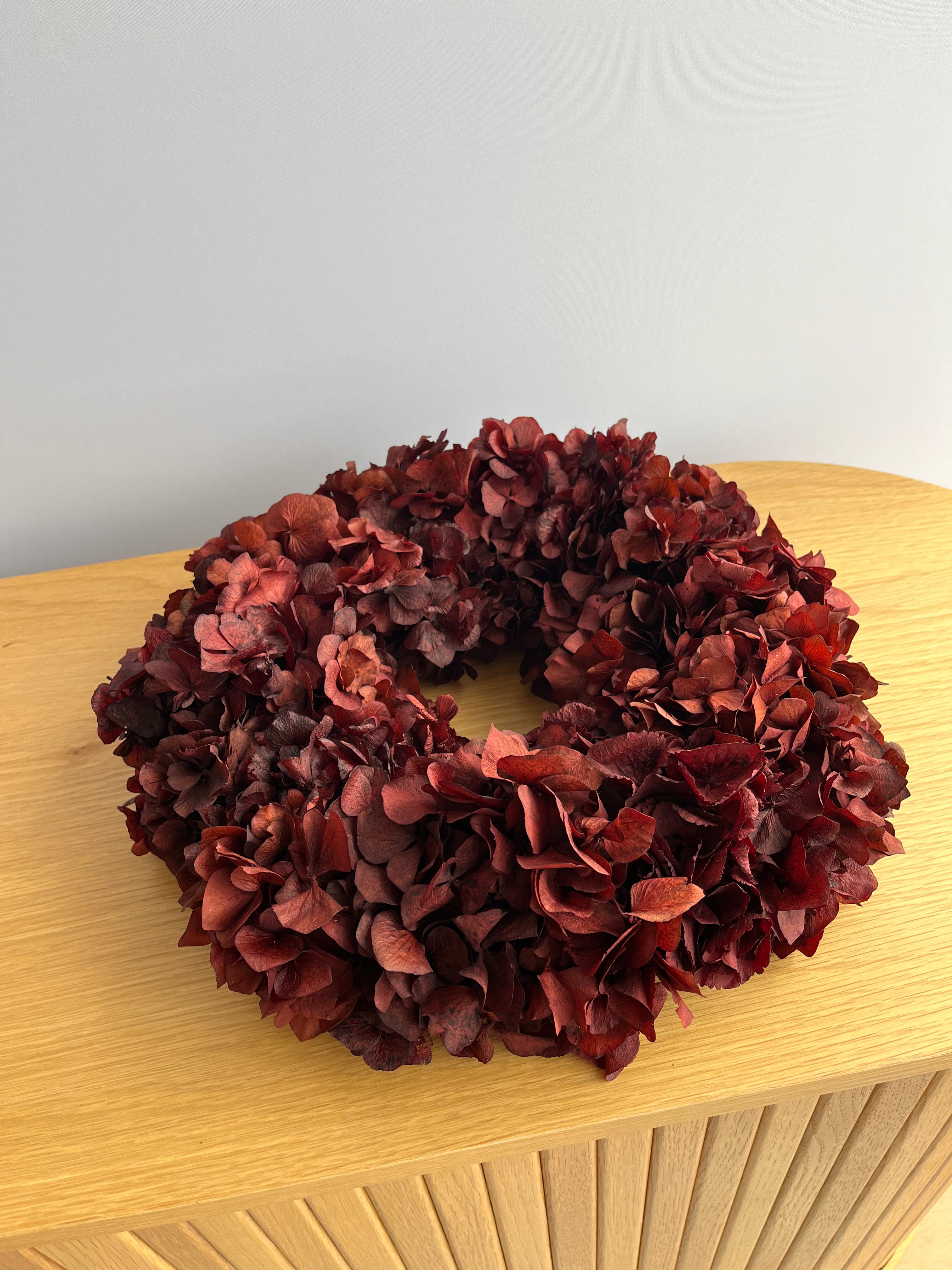 Hortensie all over: Puristischer Trockenblumenkranz Rot - Lykke&You GmbH