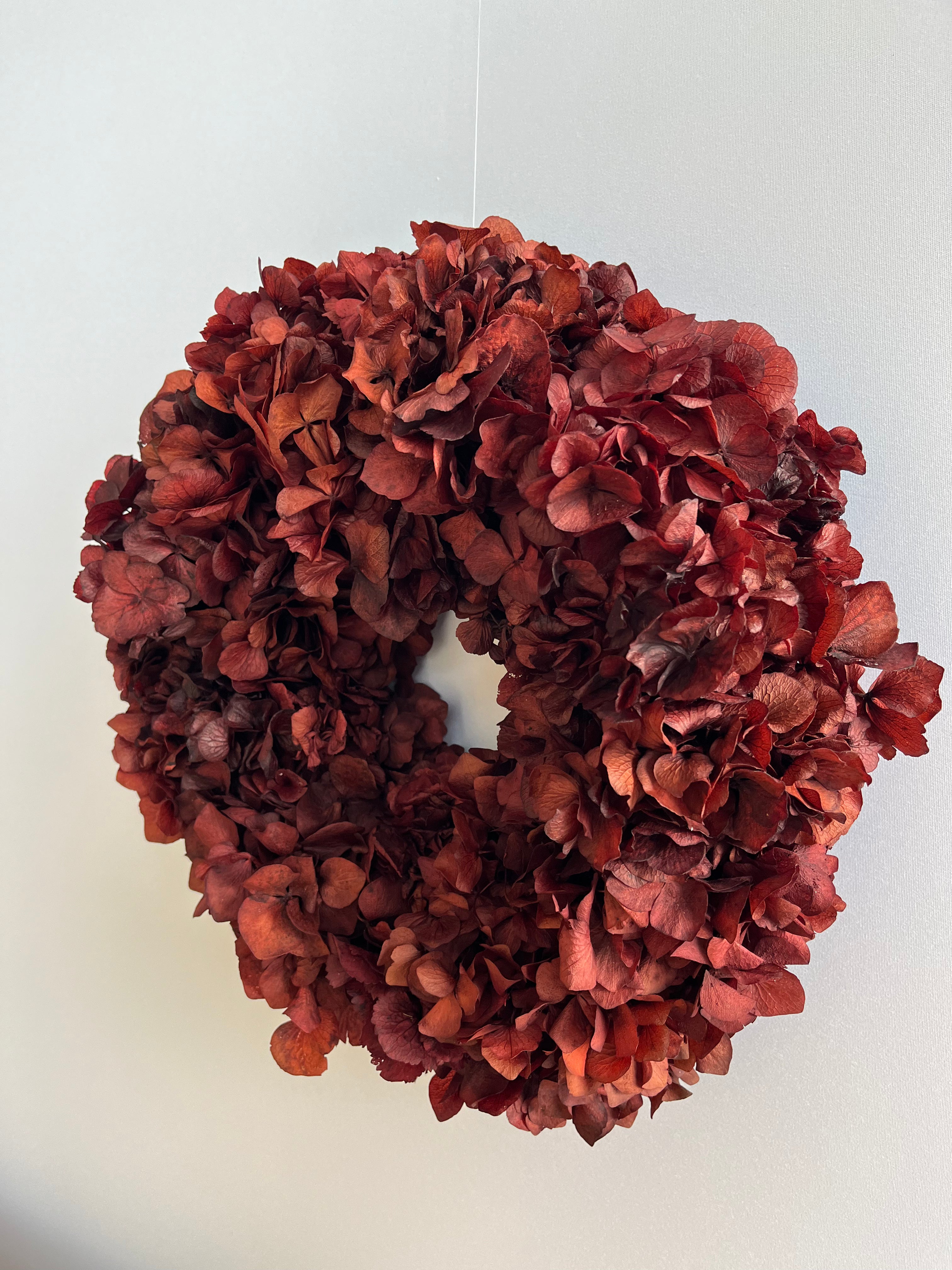 Hortensie all over: Puristischer Trockenblumenkranz Rot - Lykke&You GmbH