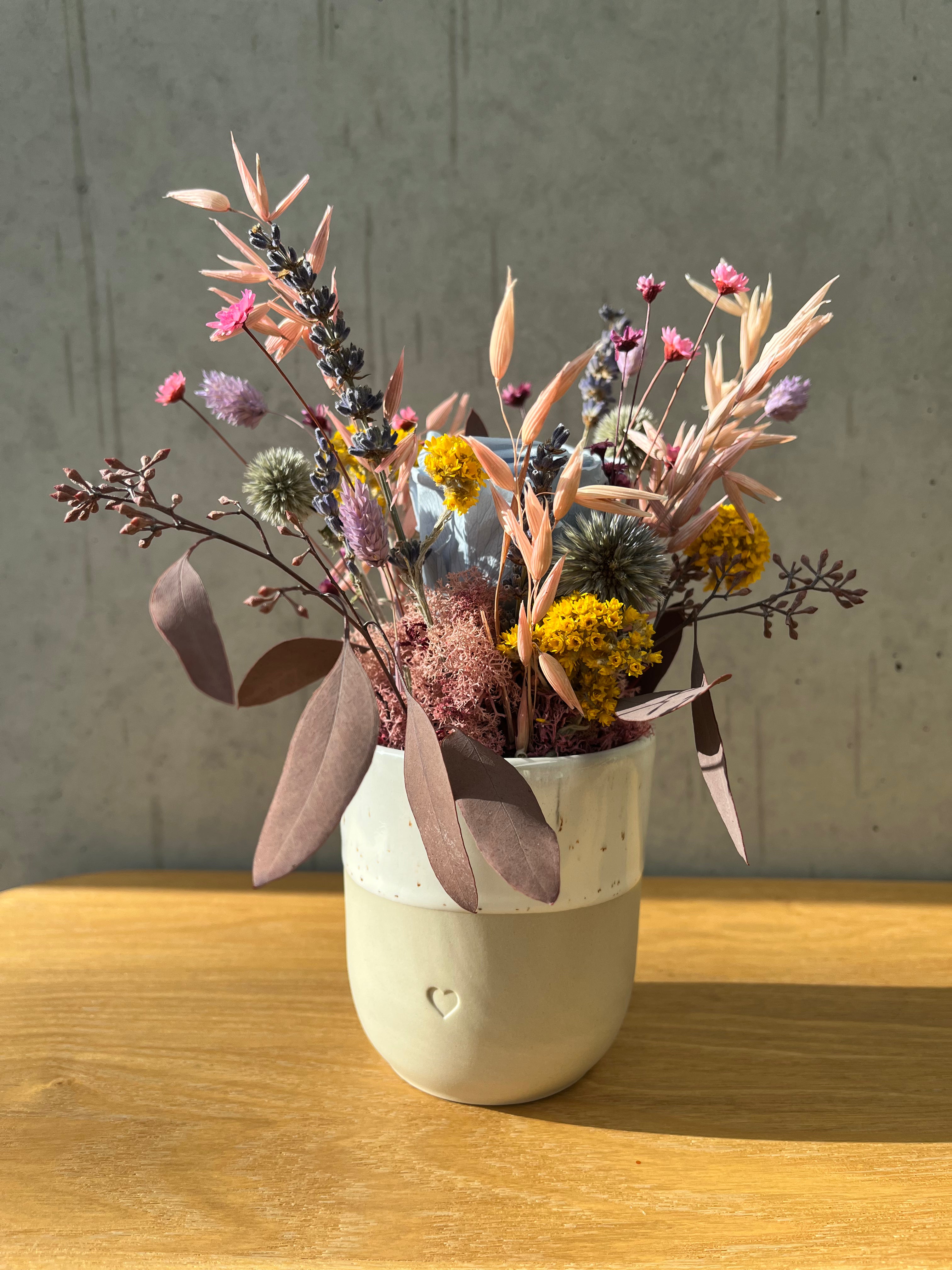 Fröhliches Gesteck mit Rose in Herz Becher - Lykke&You GmbH