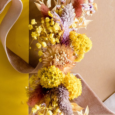 Hutband Trockenblumen in Gelb und Braun, mit Weiß abgesetzt