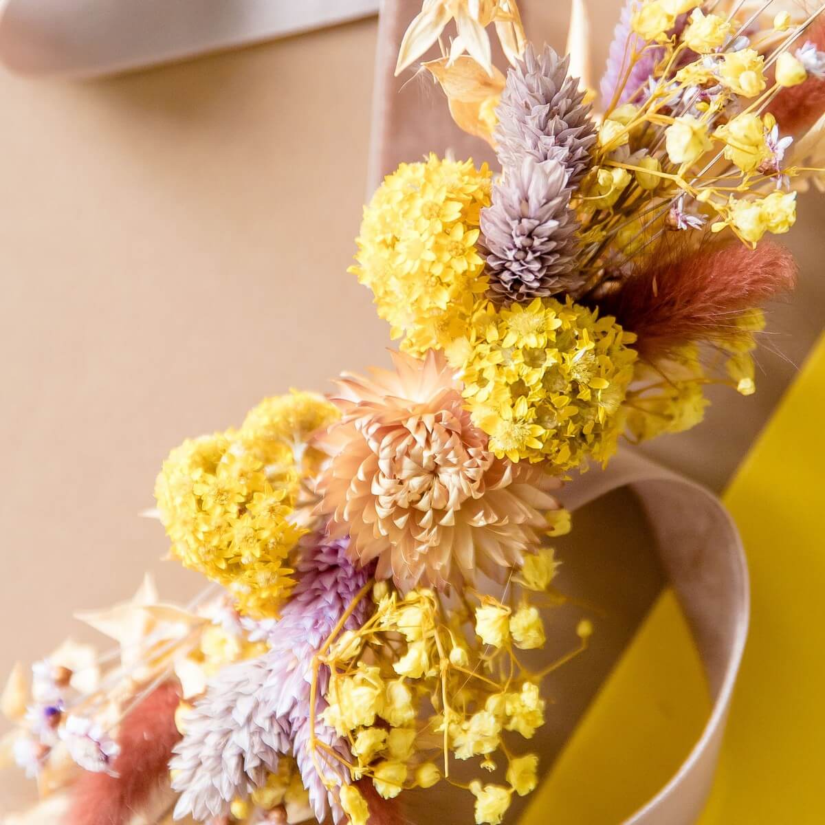 Hutband Trockenblumen in Gelb und Braun, mit Weiß abgesetzt