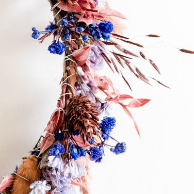 Haarkranz Trockenblumen in einer Kombination aus Blau- und Rosatönen
