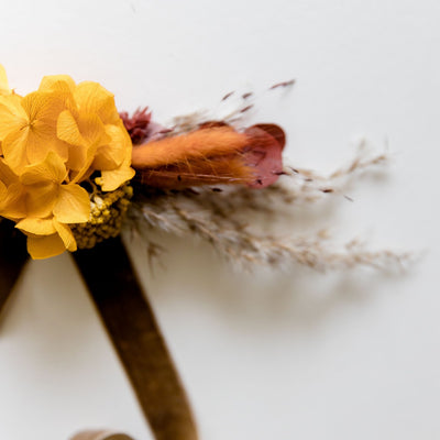 Hutband Trockenblumen in Gelb und Braun, mit rostfarbigem Highlight