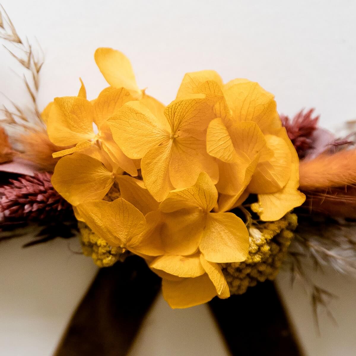 Hutband Trockenblumen in Gelb und Braun, mit rostfarbigem Highlight