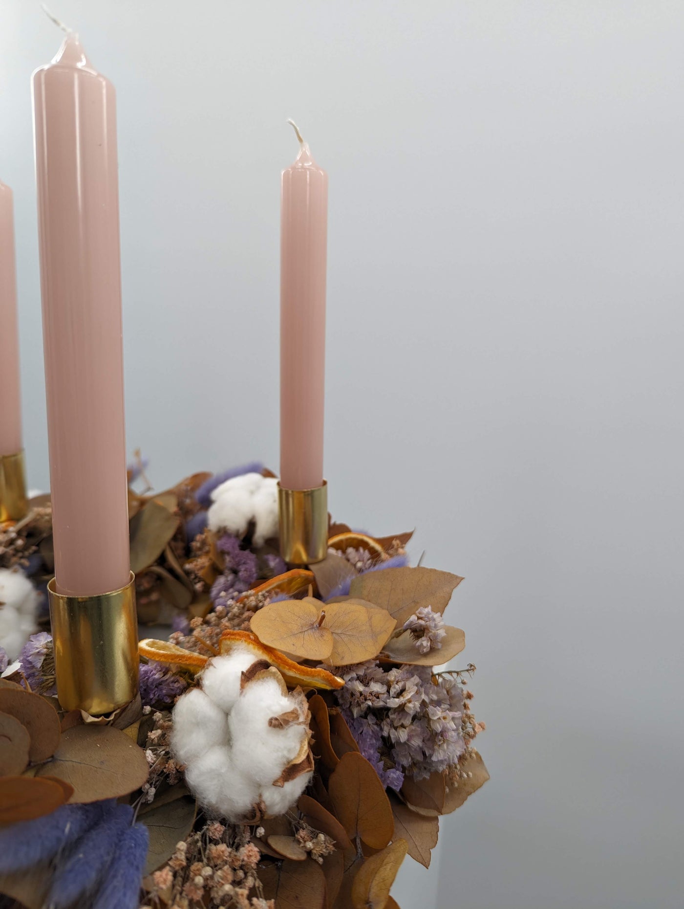 Herbstlicher Zauber: Dein Trockenblumen-Adventskranz in Braun-Lila