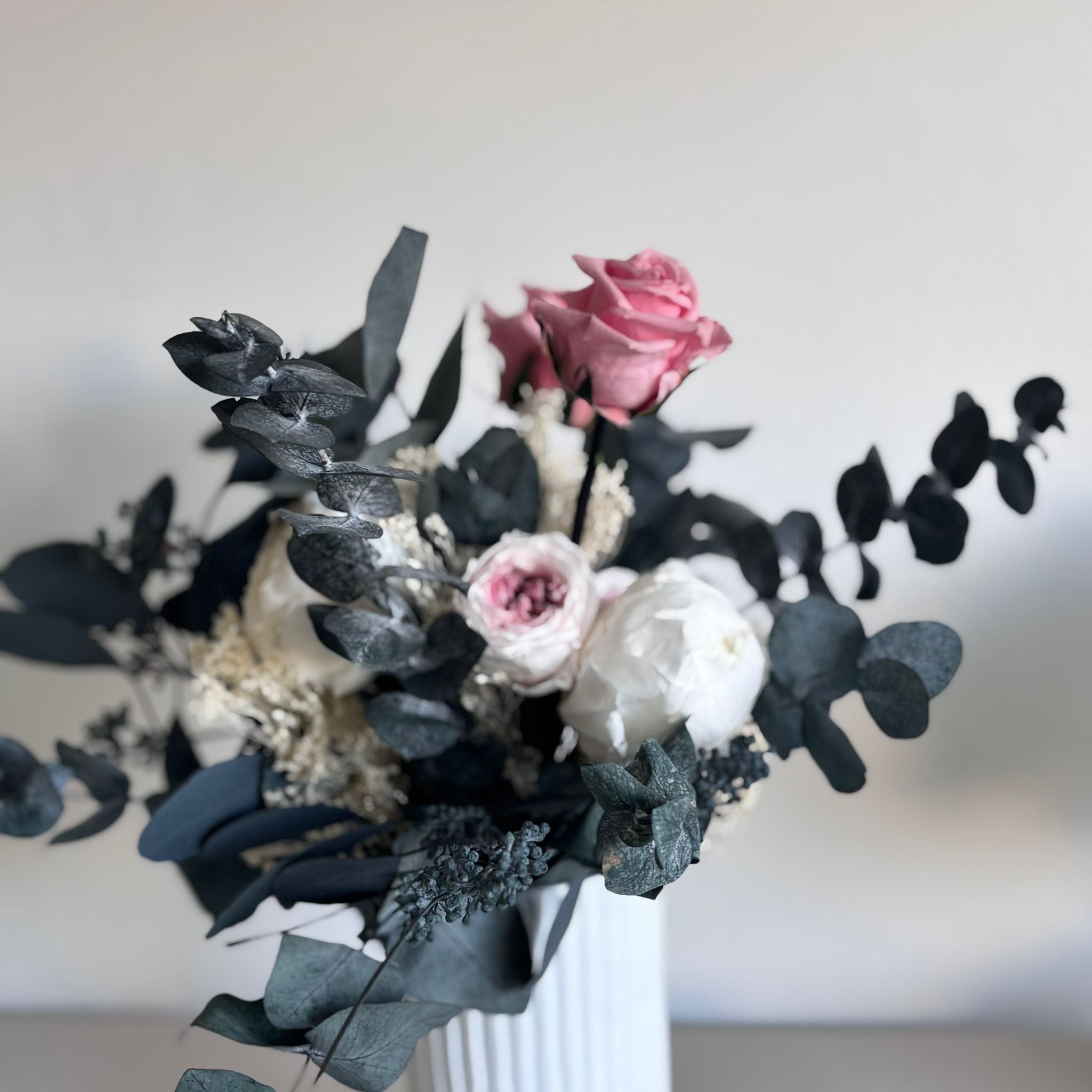 Rose Overflow- Trockenblumenstrauß mit 3 Sorten Rosen