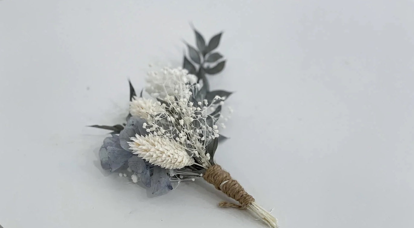 Anstecker Trockenblumen blau weiß
