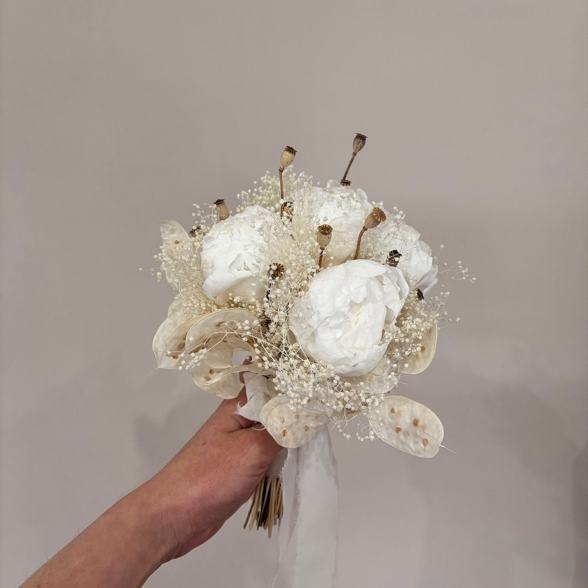 White LOVE: Brautstrauß mit Pfingstrosen in weiß