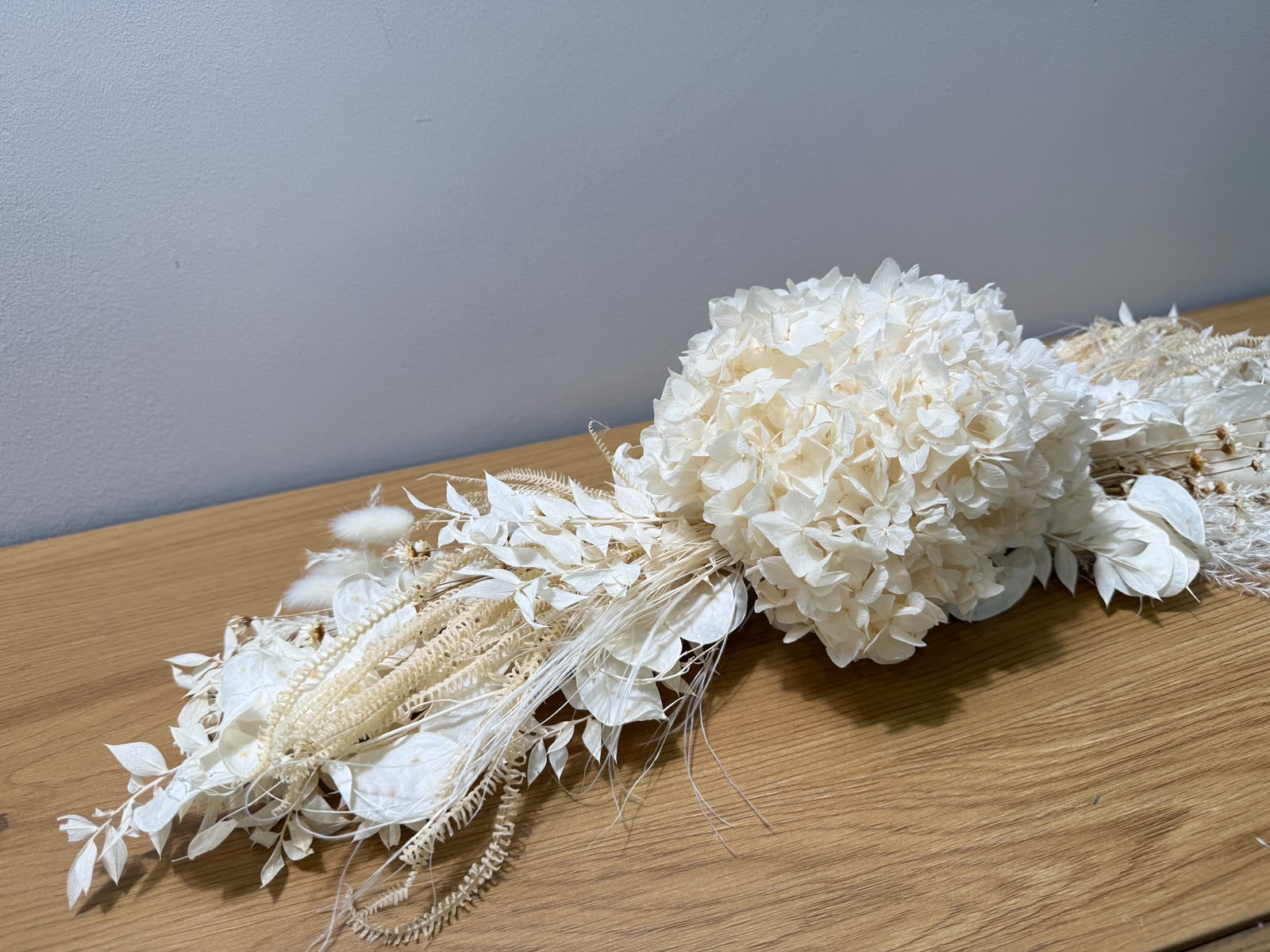 Trockenblumengesteck Staffelei / Tisch All white - OUTLET