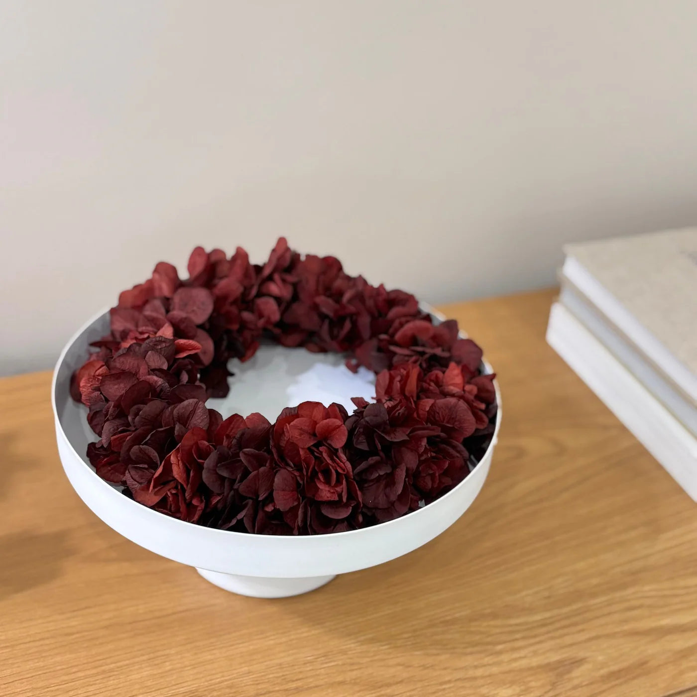 Round metal tray in beige and white – simple elegance with a matte finish