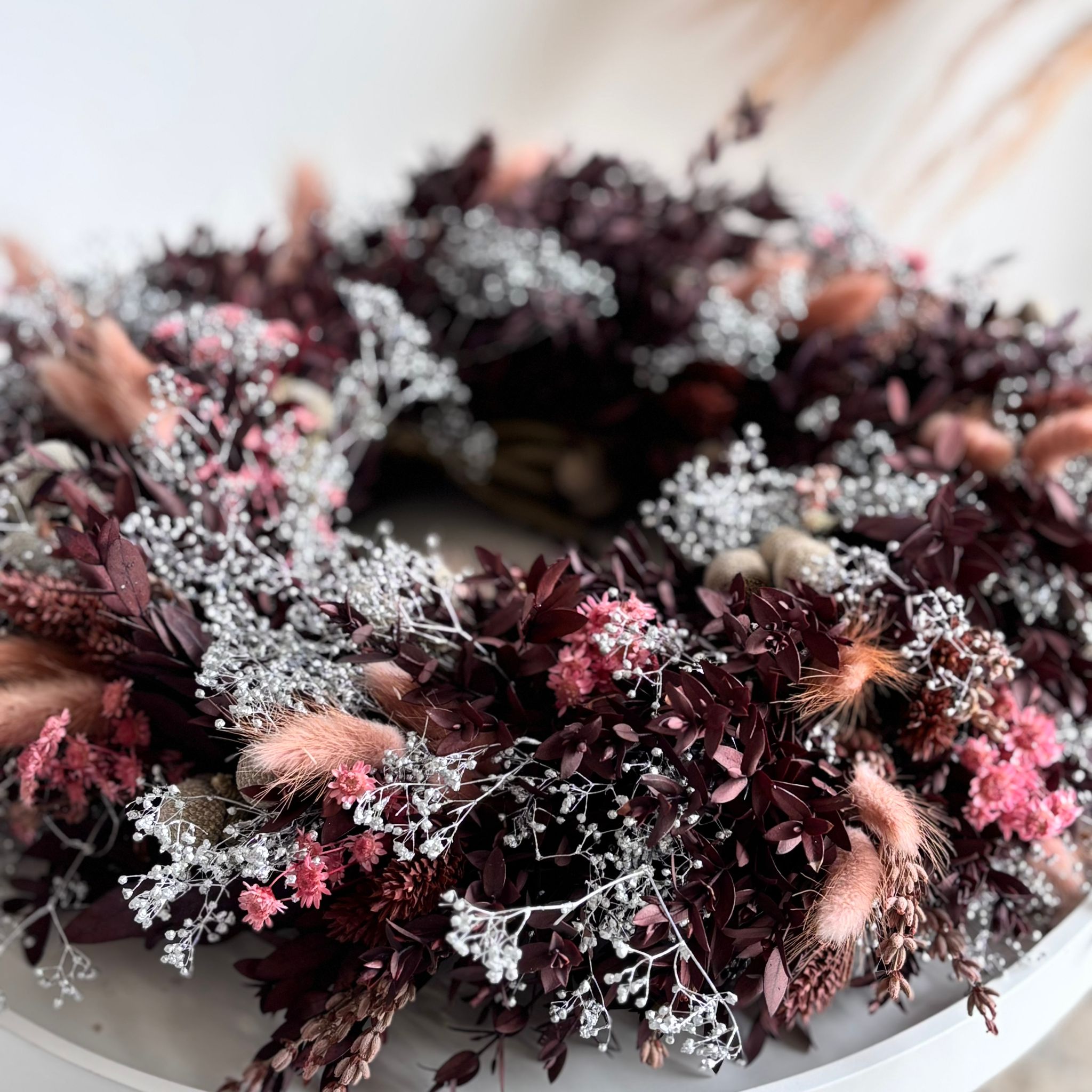 Mit Stil in den Advent: Trockenblumen-Adventskranz in Bordeaux-Rosa