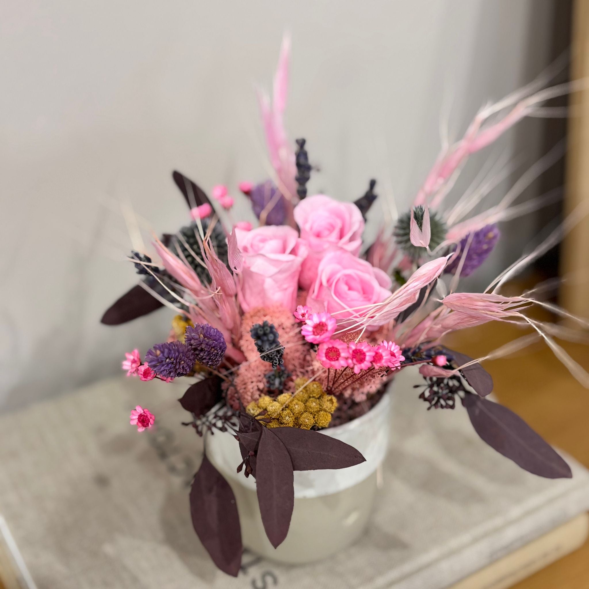 Fröhliches Gesteck mit Rose in Herz Becher