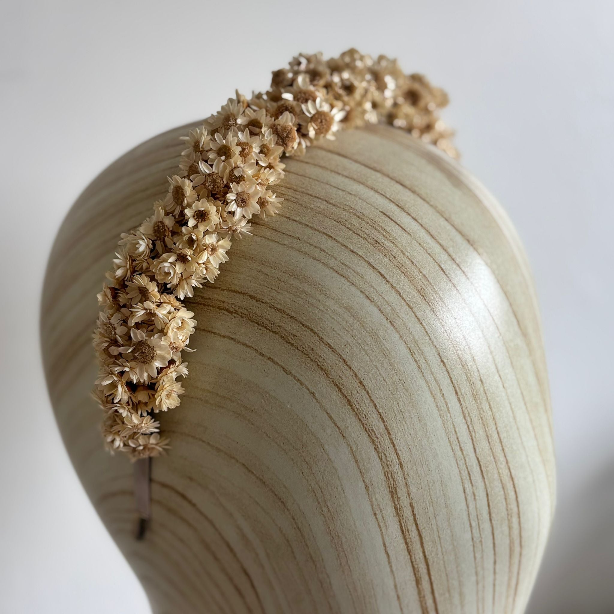 Wunderschöner Haarreif aus Trockenblumen Glixia in weiß - Outlet