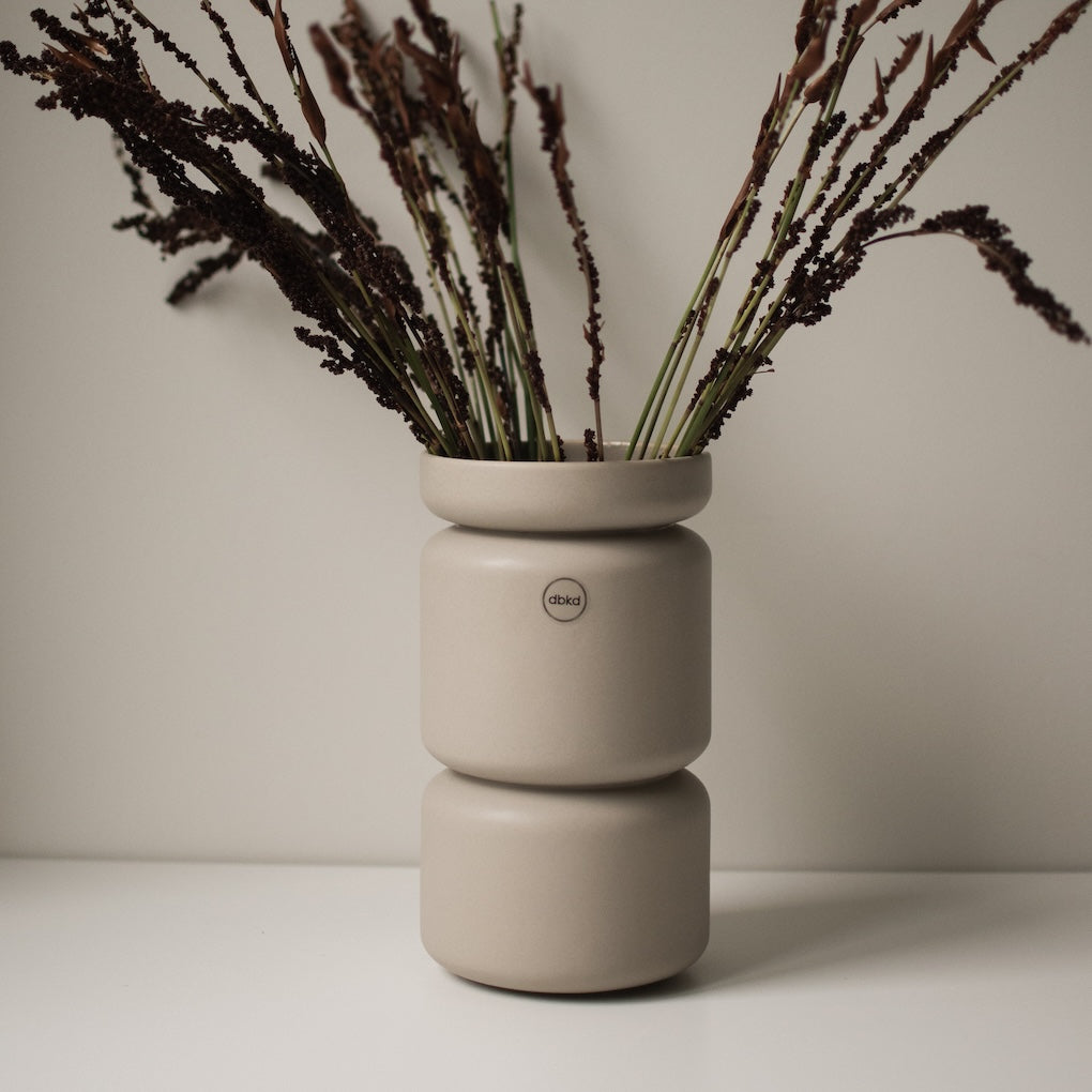 dbkd Neck Vase: Schlichte Eleganz in matter Keramik in Beige