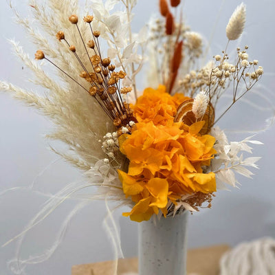 Frühlingserwachen: Bezaubernder Trockenblumenstrauß mit orangefarbener Hortensie