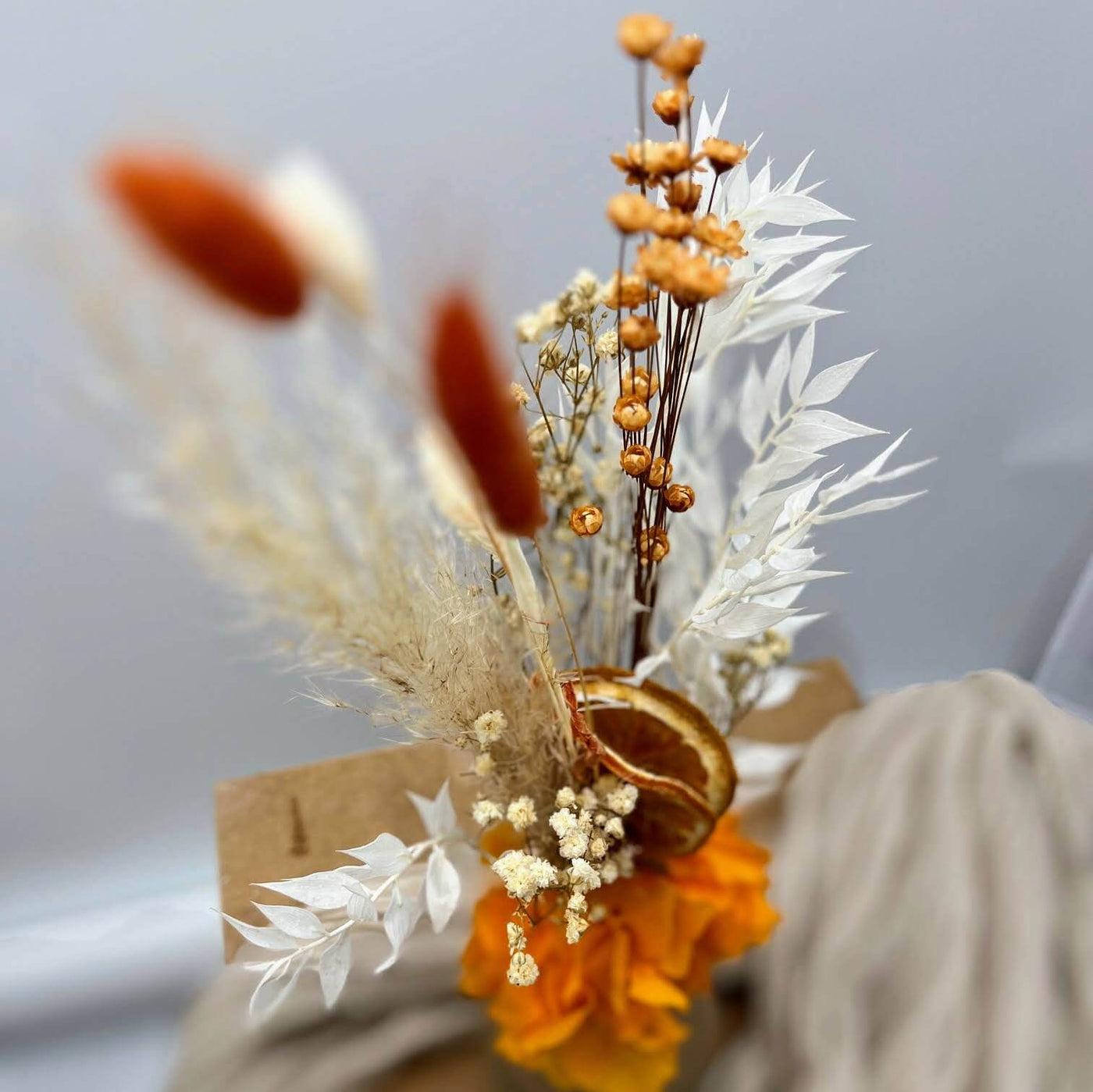 Frühlingserwachen: Bezaubernder Mini-Trockenblumenstrauß mit orangefarbener Hortensie