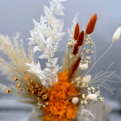 Frühlingserwachen: Bezaubernder Mini-Trockenblumenstrauß mit orangefarbener Hortensie