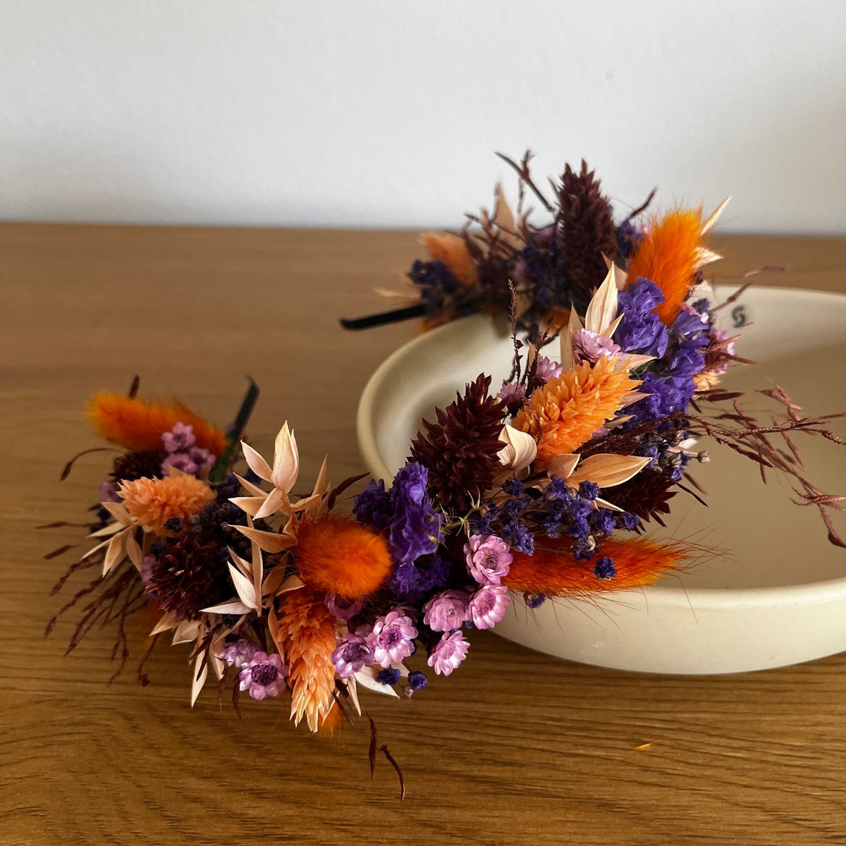 aparter Haarreif: Trockenblumen in einer Kombination aus Blau- und Orangetönen - Lykke&You GmbH