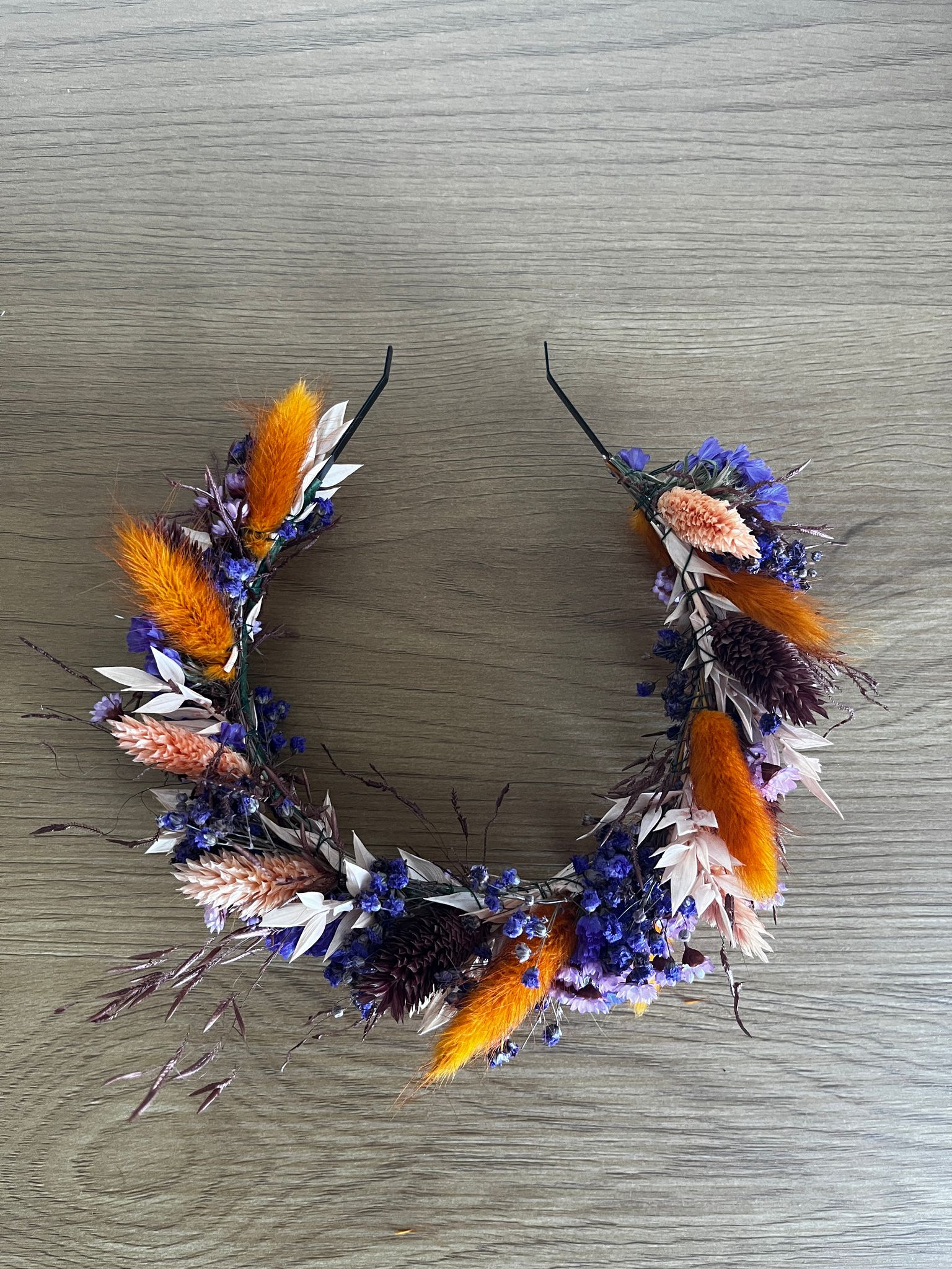 aparter Haarreif: Trockenblumen in einer Kombination aus Blau- und Orangetönen - Lykke&You GmbH