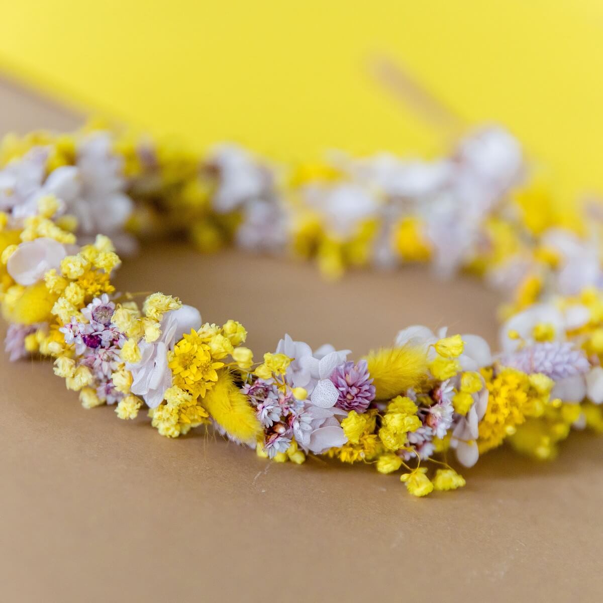 Haarkranz Trockenblumen in gelb und braun, in weiß abgesetzt - Lykke&You GmbH