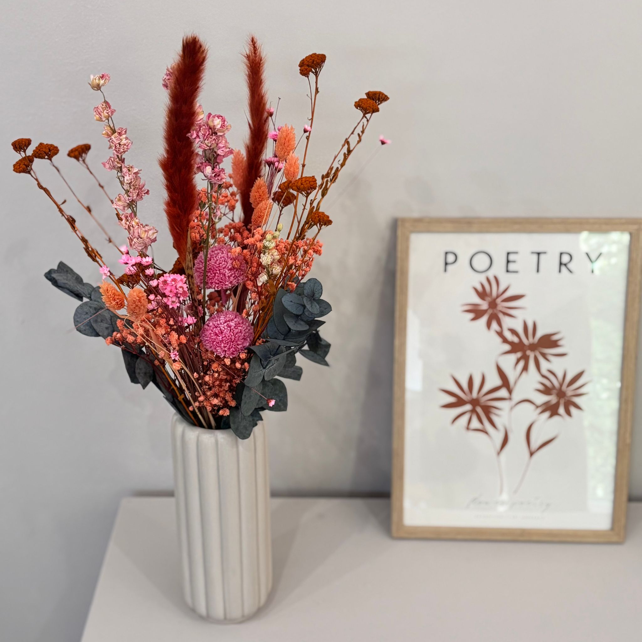 Sunset: Strahlender Trockenblumenstrauß in warmen rottönen - Lykke&You GmbH