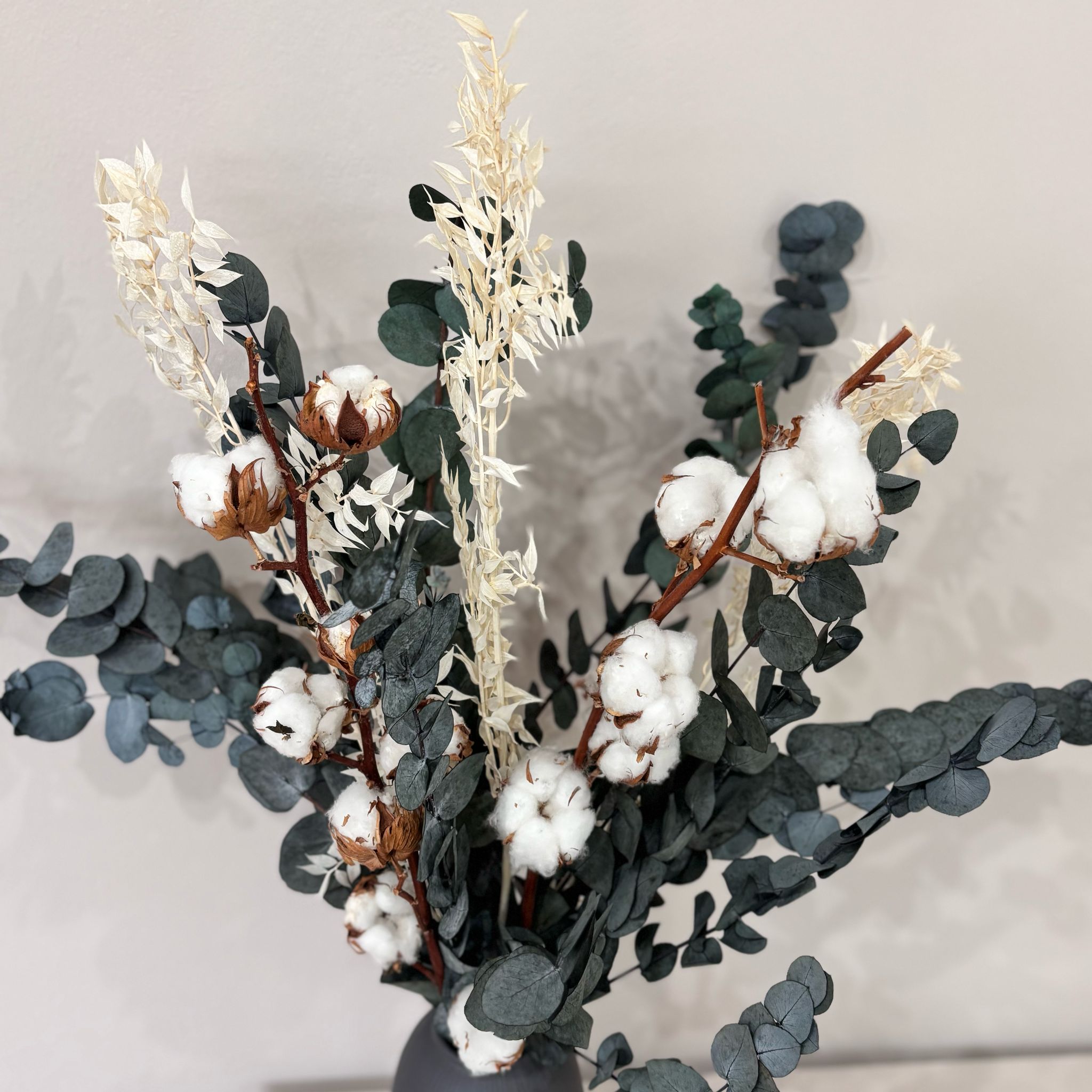 Cotton Breeze: Trockenblumenstrauß mit Eukalyptus und Baumwolle - Lykke&You GmbH