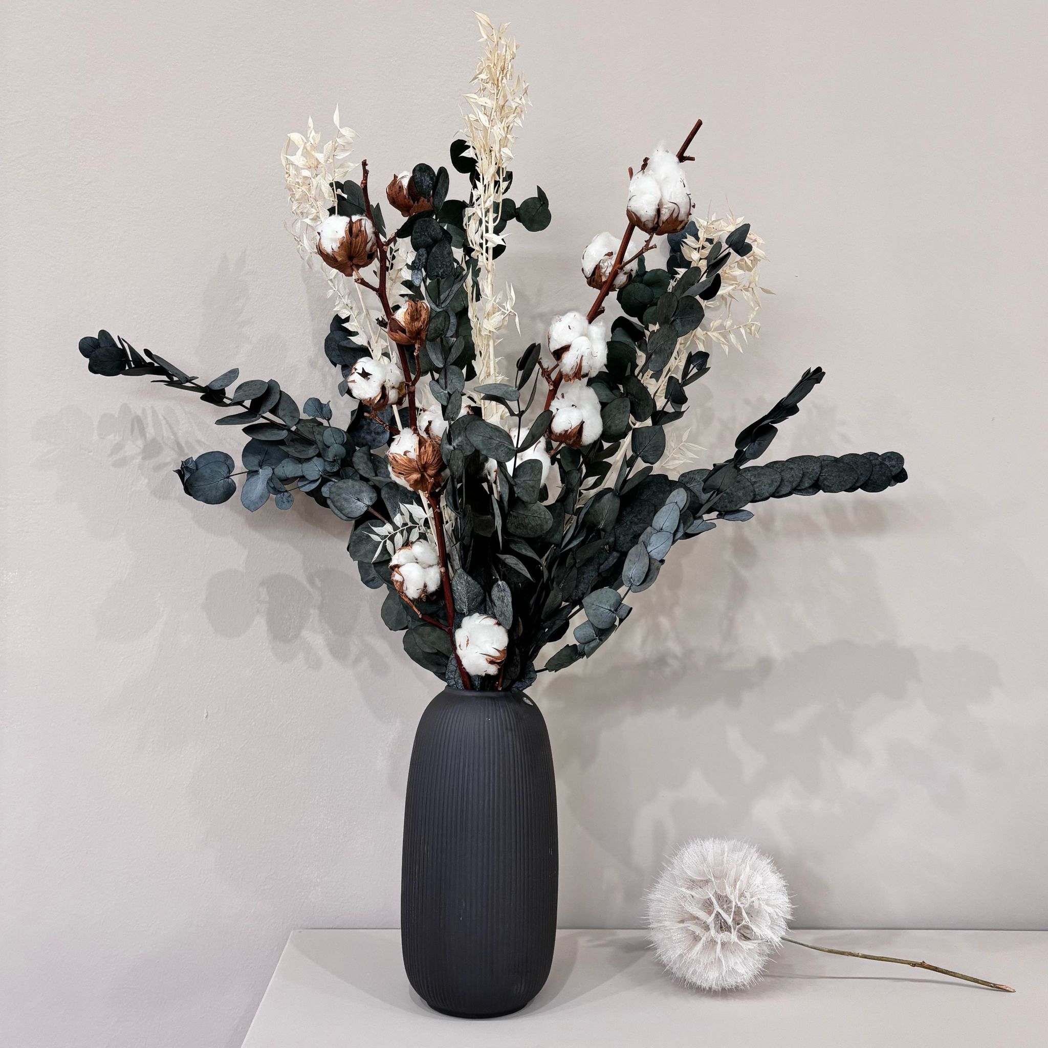 Cotton Breeze: Trockenblumenstrauß mit Eukalyptus und Baumwolle - Lykke&You GmbH