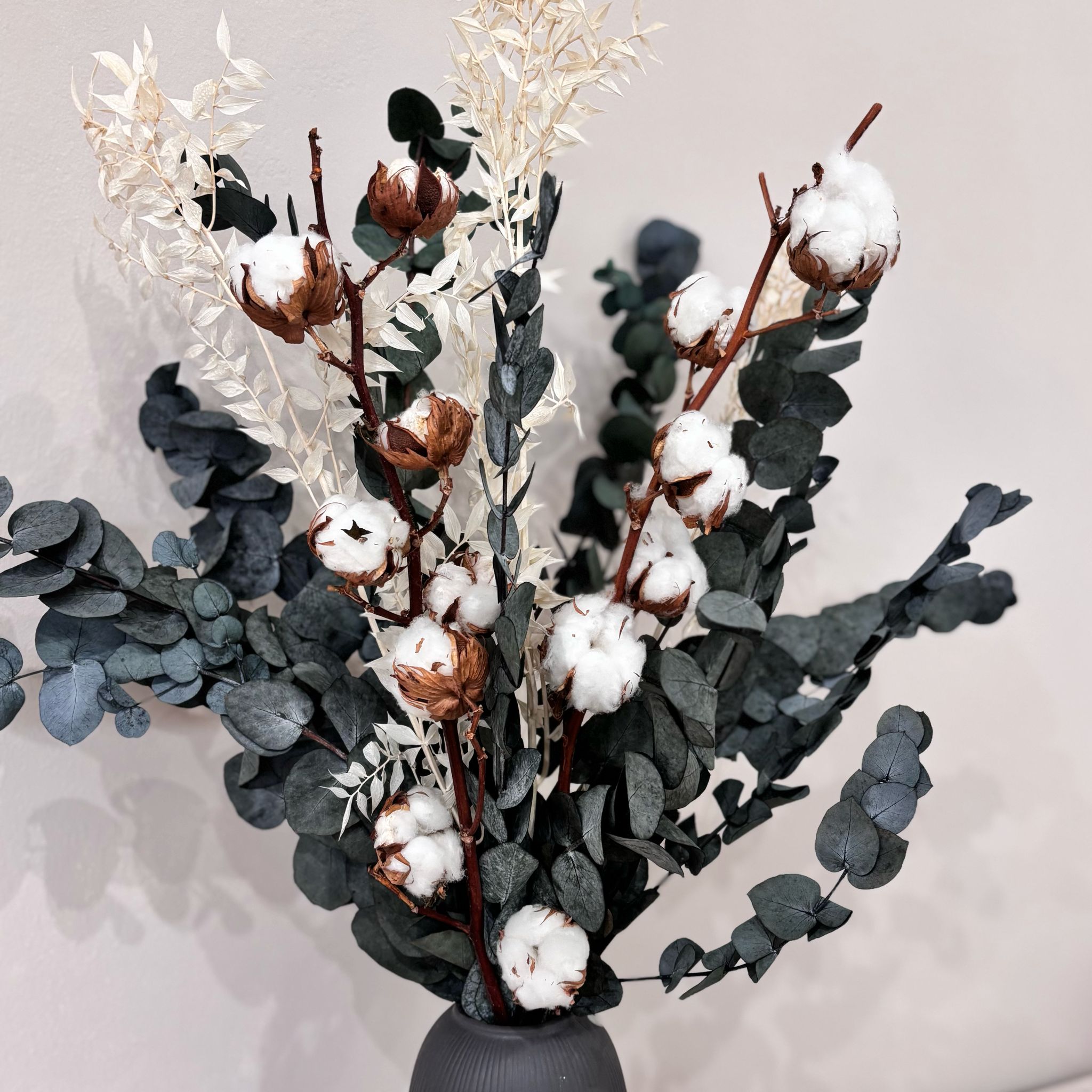 Cotton Breeze: Trockenblumenstrauß mit Eukalyptus und Baumwolle - Lykke&You GmbH