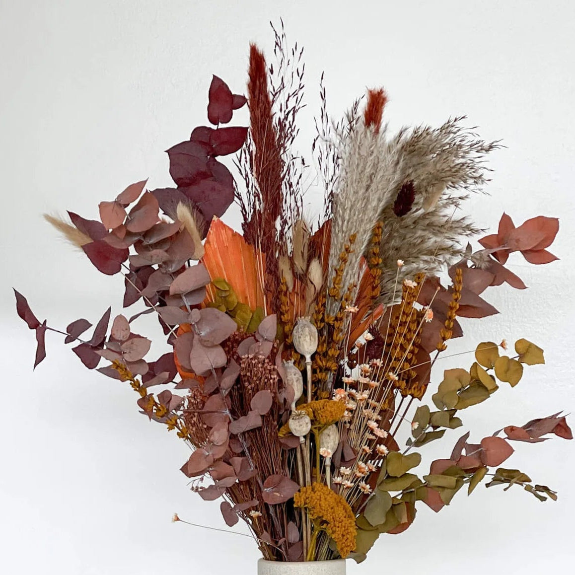 Touch of Earth: Trockenblumenstrauß mit Eukalyptus und Pampasgras in erdigen Farben