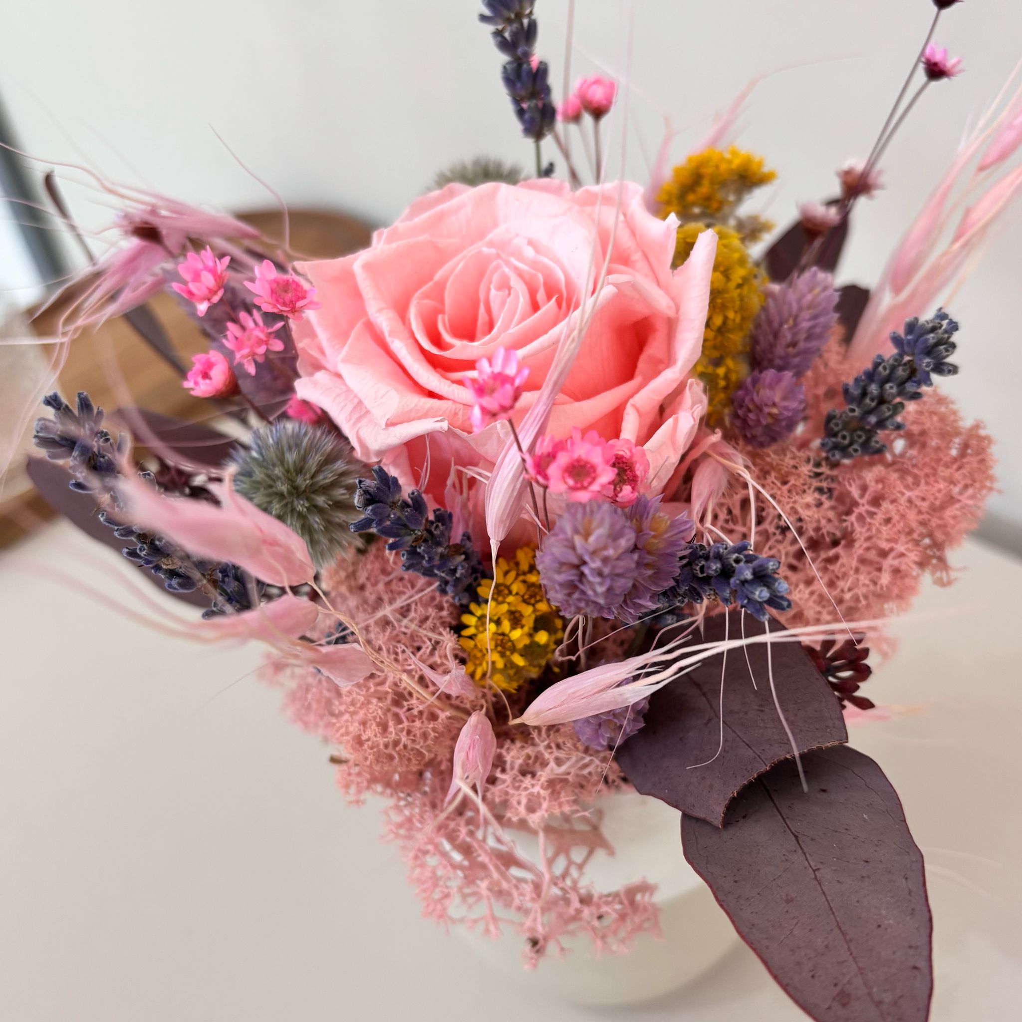 Fröhliches Gesteck mit Rose in Herz Becher - Lykke&You GmbH