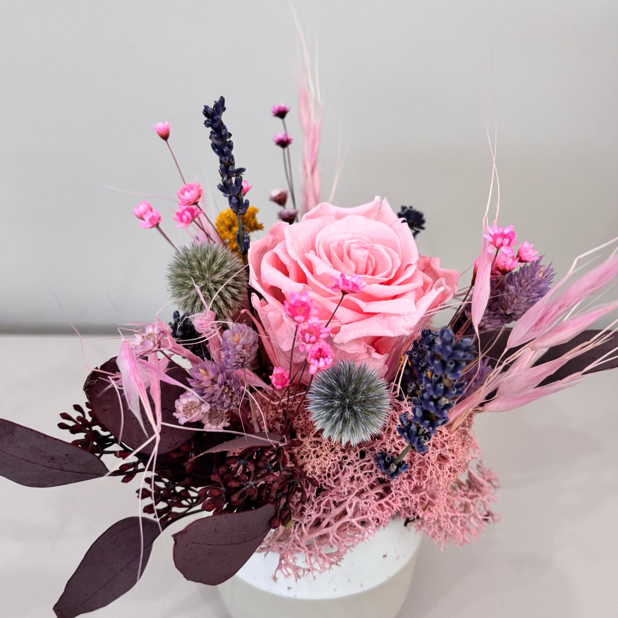 Fröhliches Gesteck mit Rose in Herz Becher - Lykke&You GmbH